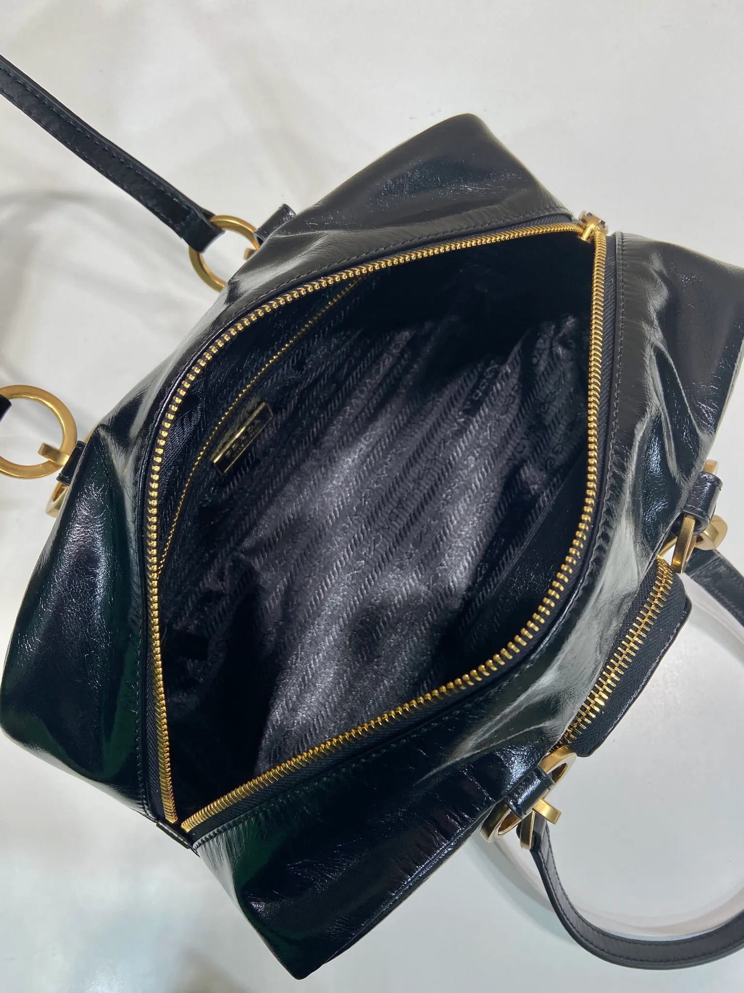 💰1700🎉New oil wax leather🎉1BB138 large🎉🎉 This shoulder bag is reinterpreted with soft oil wax leather design, retro metal hardware and zipper pockets with archive elements, highlighting the retro charm. It can be carried on the shoulder or in the hand, has a large capacity, and the upper body effect is very fashionable and versatile. Another popular style that never goes out of style, beauties 😘 hurry up and get it🎉🎉 Length 30x height 14x base 13.5cm🎉🎉🎉💰💰💰