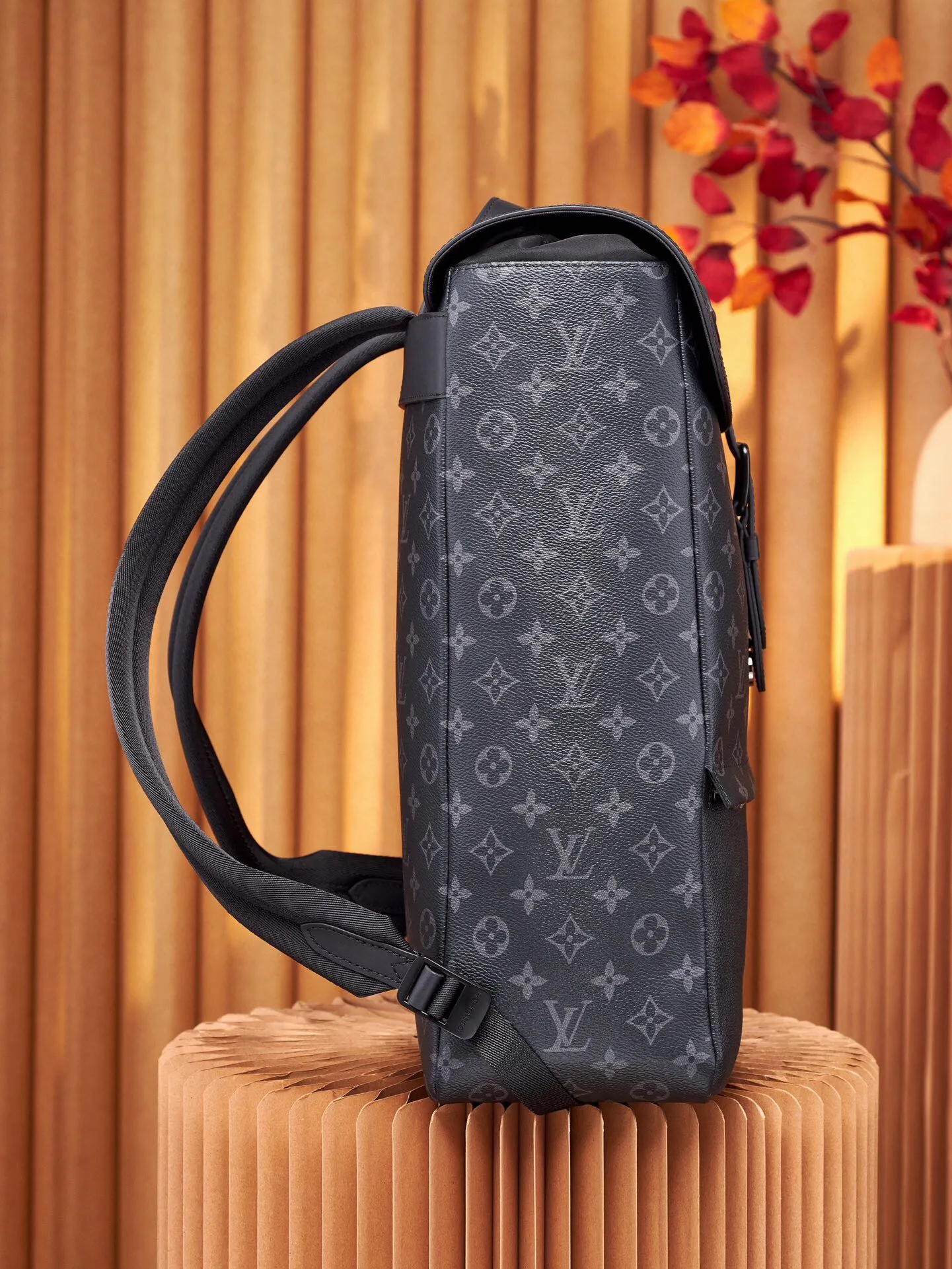 P¥1000👉nfc dynamic chip version👈【Top original pure steel hardware】m45913 The new saumur backpack is a classic item - the equestrian style saumur handbag born in 1986, giving it a modern temperament. Understated monogram eclipse canvas is paired with leather details inspired by the brand's heritage, including buckled shoulder straps with hidden magnetic closures. Equipped with a spacious main compartment and a unique notebook pocket, it is versatile and a perfect companion for daily travel. Dimensions: 27.0 x 42.0 x 13.0 cm (length x height x width)