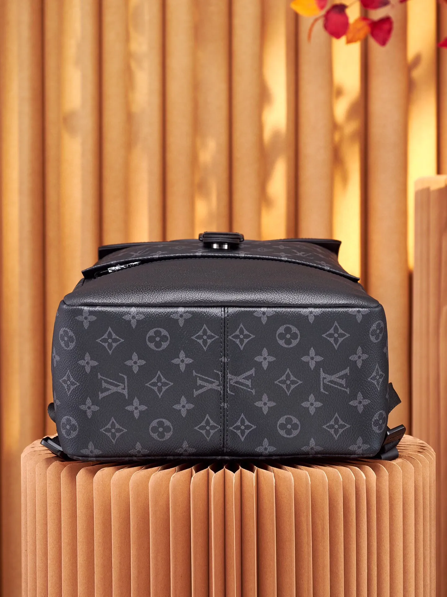P¥1000👉nfc dynamic chip version👈【Top original pure steel hardware】m45913 The new saumur backpack is a classic item - the equestrian style saumur handbag born in 1986, giving it a modern temperament. Understated monogram eclipse canvas is paired with leather details inspired by the brand's heritage, including buckled shoulder straps with hidden magnetic closures. Equipped with a spacious main compartment and a unique notebook pocket, it is versatile and a perfect companion for daily travel. Dimensions: 27.0 x 42.0 x 13.0 cm (length x height x width)