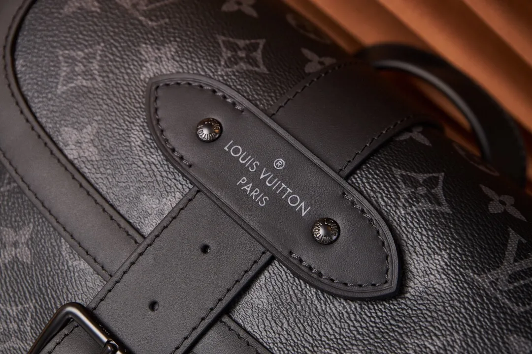 P¥1000👉nfc dynamic chip version👈【Top original pure steel hardware】m45913 The new saumur backpack is a classic item - the equestrian style saumur handbag born in 1986, giving it a modern temperament. Understated monogram eclipse canvas is paired with leather details inspired by the brand's heritage, including buckled shoulder straps with hidden magnetic closures. Equipped with a spacious main compartment and a unique notebook pocket, it is versatile and a perfect companion for daily travel. Dimensions: 27.0 x 42.0 x 13.0 cm (length x height x width)