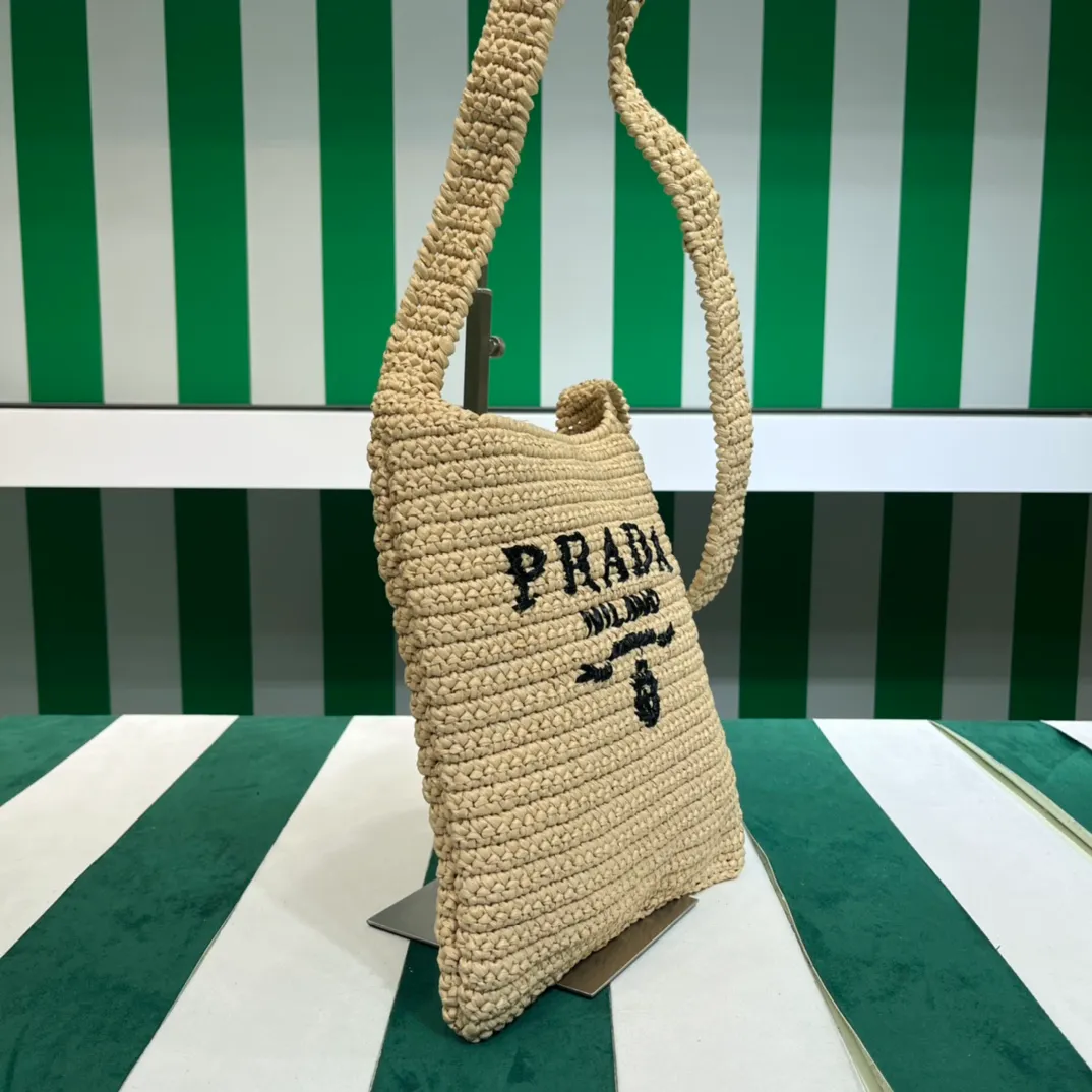💰1160๑ Apricot ๑ 🌴Exclusive new product [Proud] Pradα new raffia straw tote crossbody bag! Full of artistic flavor ~ The raffia weaving is very solid and has super texture. ♡ It can be worn with personal clothes every day. The natural style design seems to be able to breathe💭 If you like the baby, please quickly add it to the harem. Carry this exclusive style that will not go out of style for several years🌱1BC184 Size / 29×26