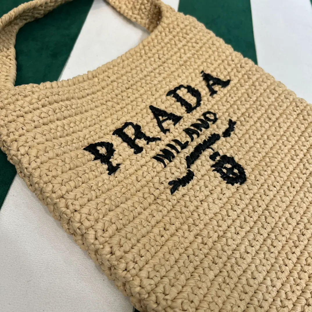 💰1160๑ Apricot ๑ 🌴Exclusive new product [Proud] Pradα new raffia straw tote crossbody bag! Full of artistic flavor ~ The raffia weaving is very solid and has super texture. ♡ It can be worn with personal clothes every day. The natural style design seems to be able to breathe💭 If you like the baby, please quickly add it to the harem. Carry this exclusive style that will not go out of style for several years🌱1BC184 Size / 29×26
