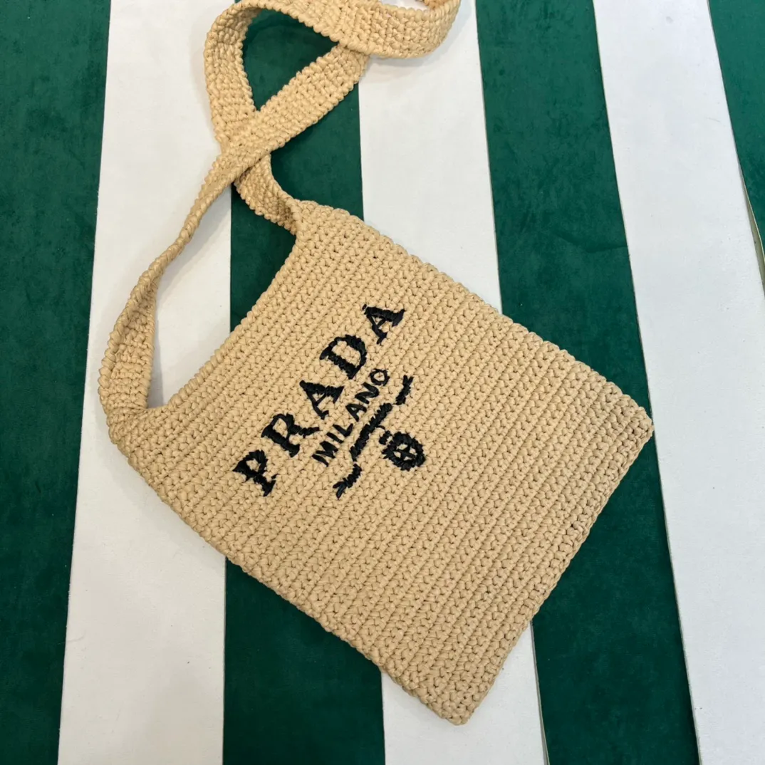 💰1160๑ Apricot ๑ 🌴Exclusive new product [Proud] Pradα new raffia straw tote crossbody bag! Full of artistic flavor ~ The raffia weaving is very solid and has super texture. ♡ It can be worn with personal clothes every day. The natural style design seems to be able to breathe💭 If you like the baby, please quickly add it to the harem. Carry this exclusive style that will not go out of style for several years🌱1BC184 Size / 29×26