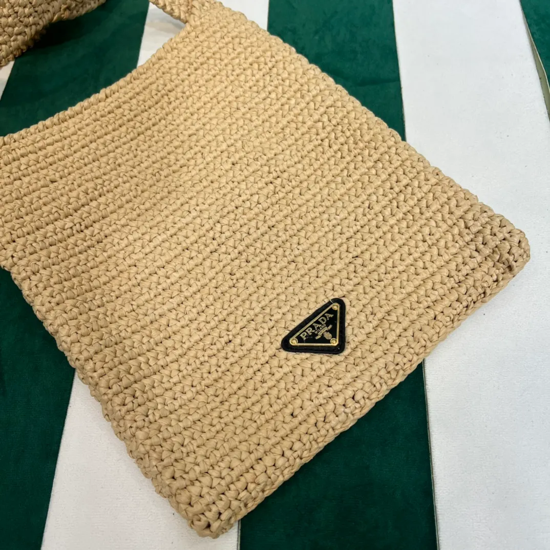 💰1160๑ Apricot ๑ 🌴Exclusive new product [Proud] Pradα new raffia straw tote crossbody bag! Full of artistic flavor ~ The raffia weaving is very solid and has super texture. ♡ It can be worn with personal clothes every day. The natural style design seems to be able to breathe💭 If you like the baby, please quickly add it to the harem. Carry this exclusive style that will not go out of style for several years🌱1BC184 Size / 29×26