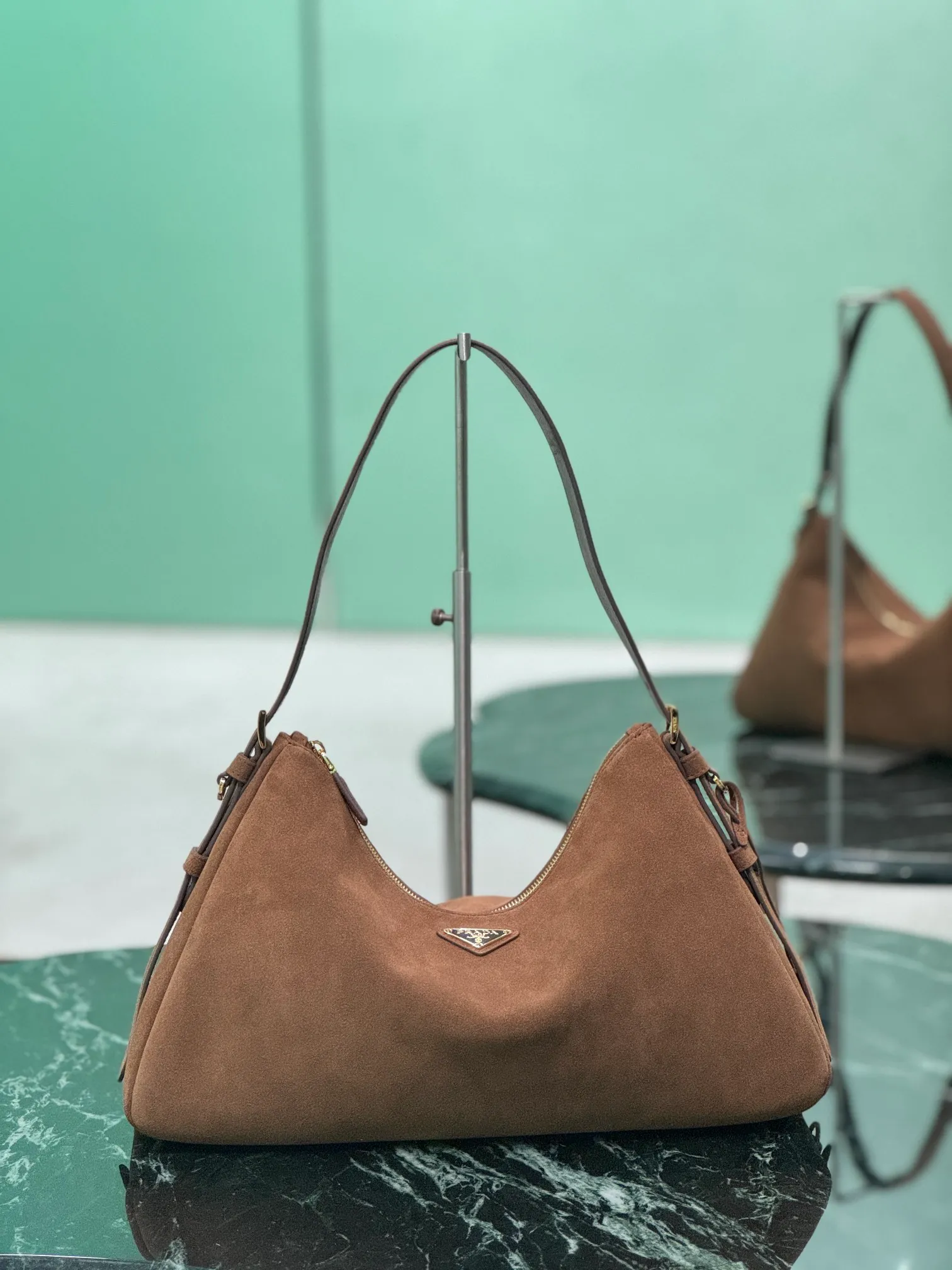 💰1560🌟Suede Leather Handbag The design of the new shoulder bag is inspired by the exploration of the Hobo silhouette. It has soft lines, a modern feel, and suede calfskin. The leather is soft, super versatile, and can be carried in many ways. The gentle leather outline combines with the large capacity and ample space. It is equipped with a zipper bag and a slip pocket, and is embellished with metal hardware accessories. The upper body effect is very fashionable and grand. Dimensions: length 39x height 24x bottom 11.5cm. Style number: 1BC228