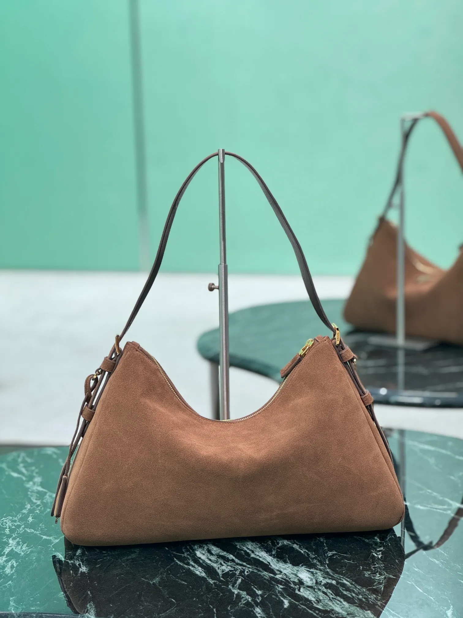💰1560🌟Suede Leather Handbag The design of the new shoulder bag is inspired by the exploration of the Hobo silhouette. It has soft lines, a modern feel, and suede calfskin. The leather is soft, super versatile, and can be carried in many ways. The gentle leather outline combines with the large capacity and ample space. It is equipped with a zipper bag and a slip pocket, and is embellished with metal hardware accessories. The upper body effect is very fashionable and grand. Dimensions: length 39x height 24x bottom 11.5cm. Style number: 1BC228
