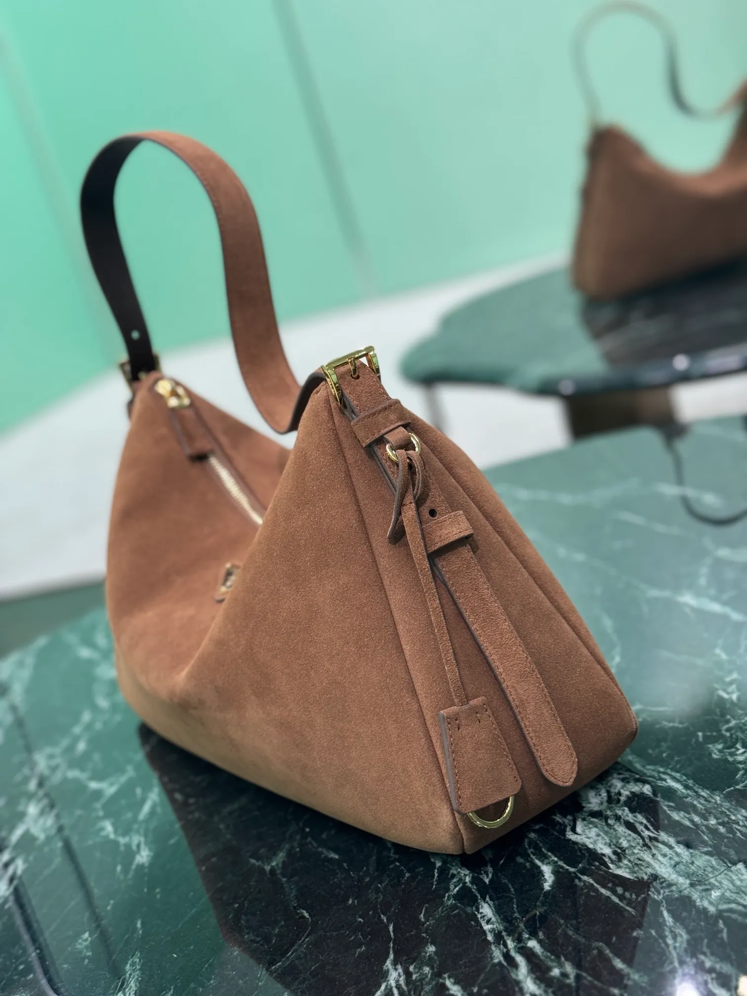 💰1560🌟Suede Leather Handbag The design of the new shoulder bag is inspired by the exploration of the Hobo silhouette. It has soft lines, a modern feel, and suede calfskin. The leather is soft, super versatile, and can be carried in many ways. The gentle leather outline combines with the large capacity and ample space. It is equipped with a zipper bag and a slip pocket, and is embellished with metal hardware accessories. The upper body effect is very fashionable and grand. Dimensions: length 39x height 24x bottom 11.5cm. Style number: 1BC228