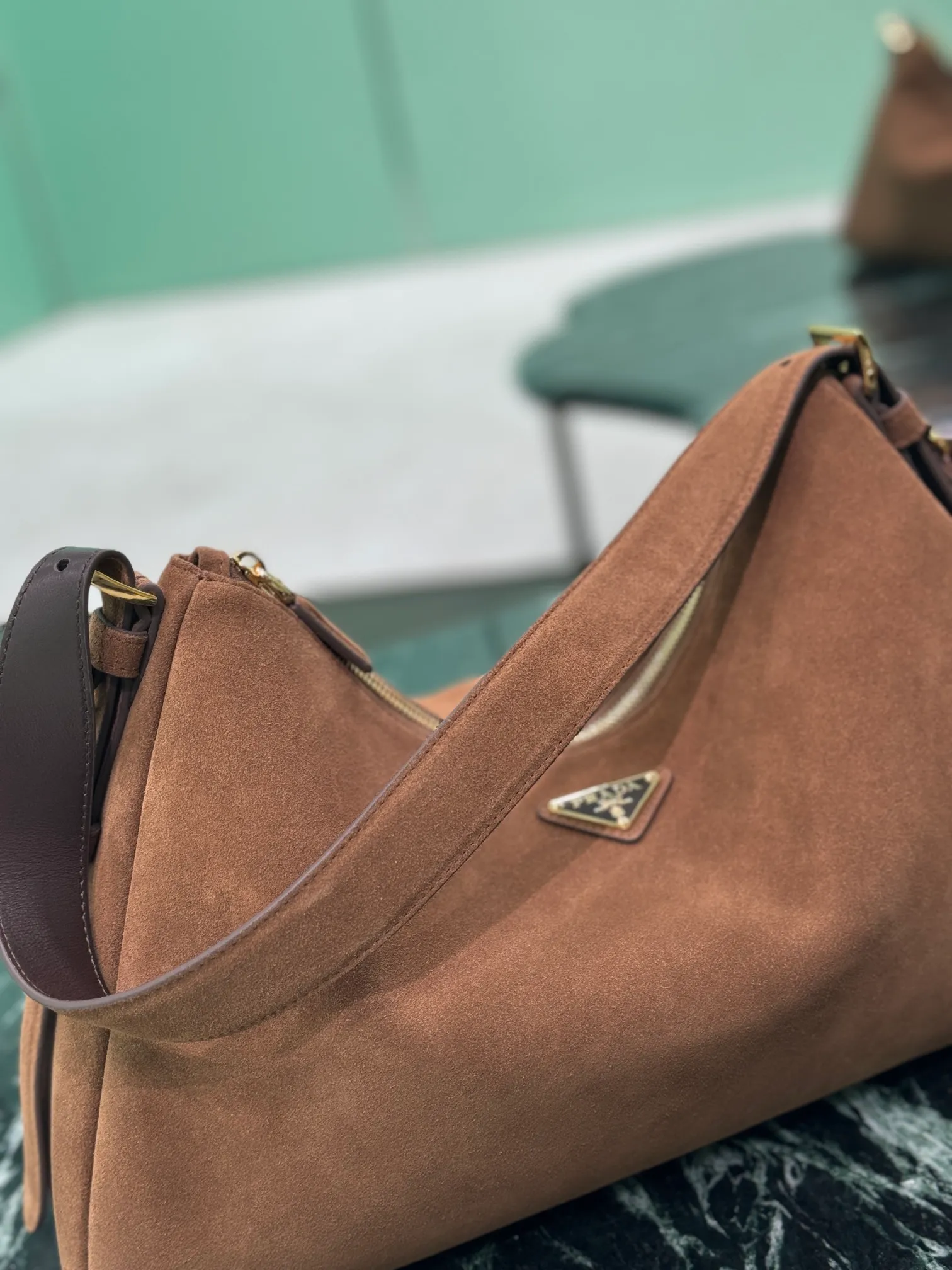 💰1560🌟Suede Leather Handbag The design of the new shoulder bag is inspired by the exploration of the Hobo silhouette. It has soft lines, a modern feel, and suede calfskin. The leather is soft, super versatile, and can be carried in many ways. The gentle leather outline combines with the large capacity and ample space. It is equipped with a zipper bag and a slip pocket, and is embellished with metal hardware accessories. The upper body effect is very fashionable and grand. Dimensions: length 39x height 24x bottom 11.5cm. Style number: 1BC228