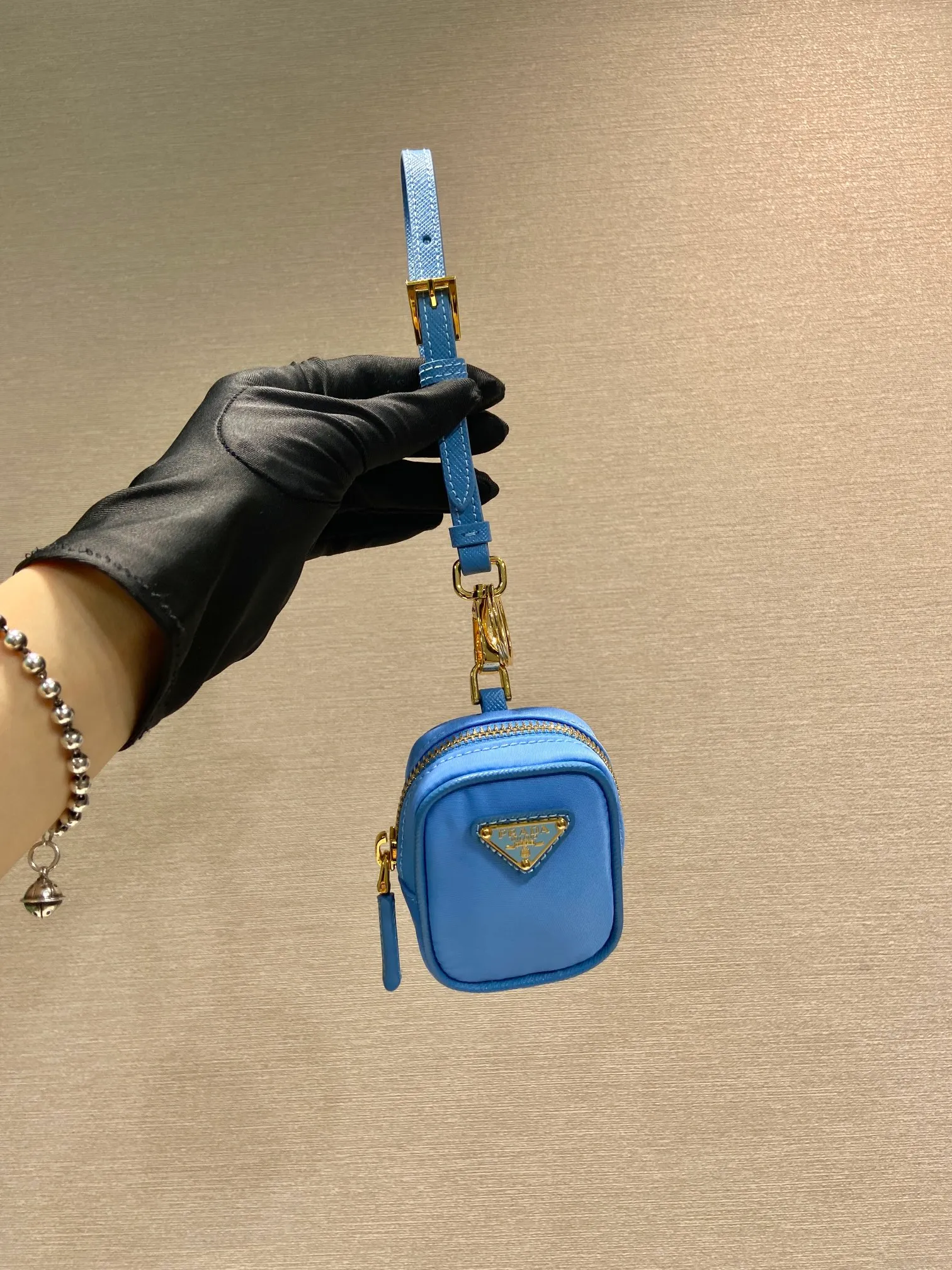 💰360🎉Mini small bag🎉1TT200 new product🎉🎉 This mini pouch is versatile in style and made of Re-Nylon. It cleverly combines practical regenerated nylon, a detachable leather wrist strap and gold-plated hardware. It can be hung on bags and waist bags for decoration. Cards/car keys🔑/lipstick💄/are all no problem. Babies, the pouch you have been longing for has arrived👏👏 Length 7.5x Height 6x Bottom 2.5cm👏👏👏🎉🎉🎉