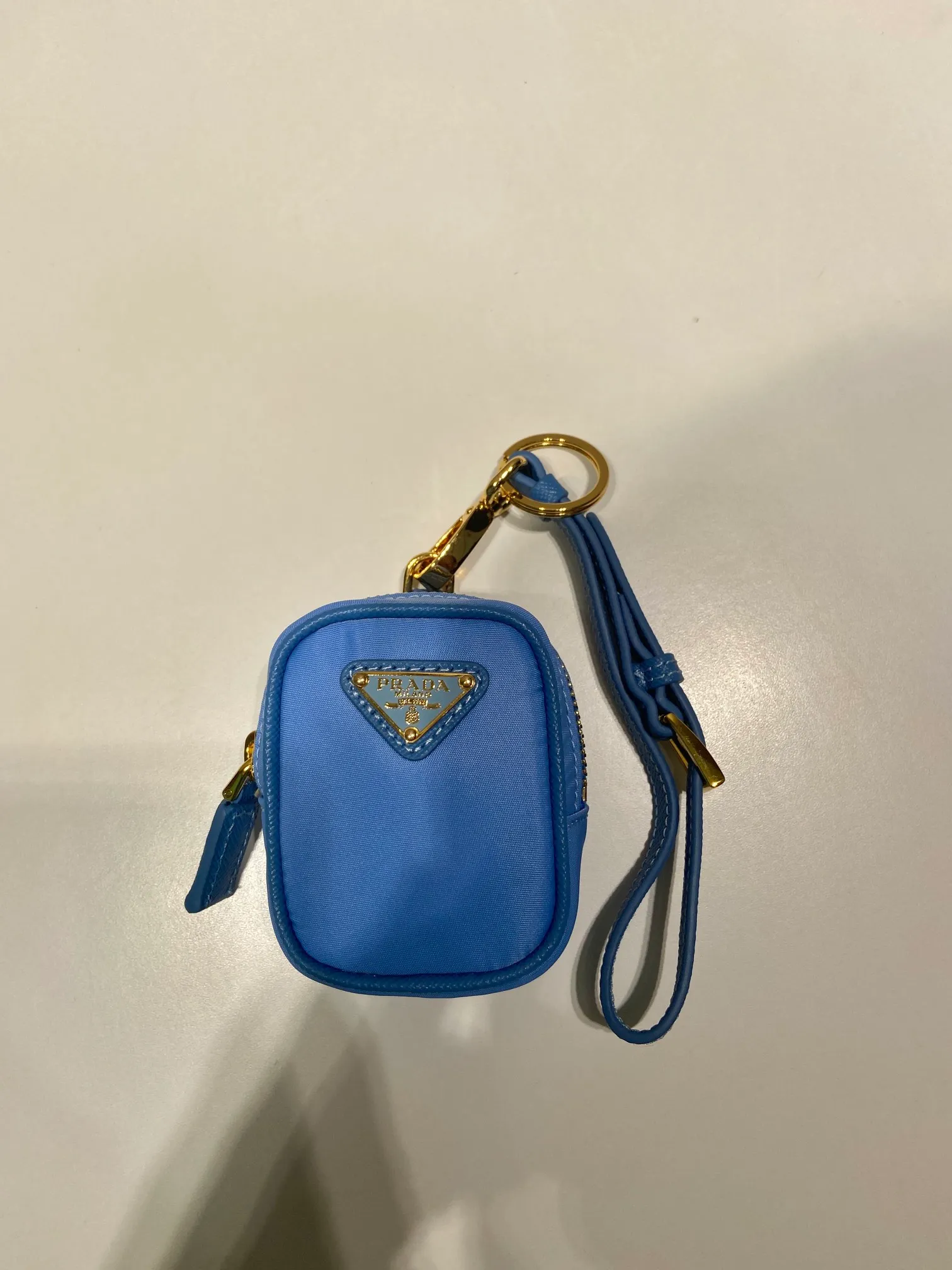 💰360🎉Mini small bag🎉1TT200 new product🎉🎉 This mini pouch is versatile in style and made of Re-Nylon. It cleverly combines practical regenerated nylon, a detachable leather wrist strap and gold-plated hardware. It can be hung on bags and waist bags for decoration. Cards/car keys🔑/lipstick💄/are all no problem. Babies, the pouch you have been longing for has arrived👏👏 Length 7.5x Height 6x Bottom 2.5cm👏👏👏🎉🎉🎉