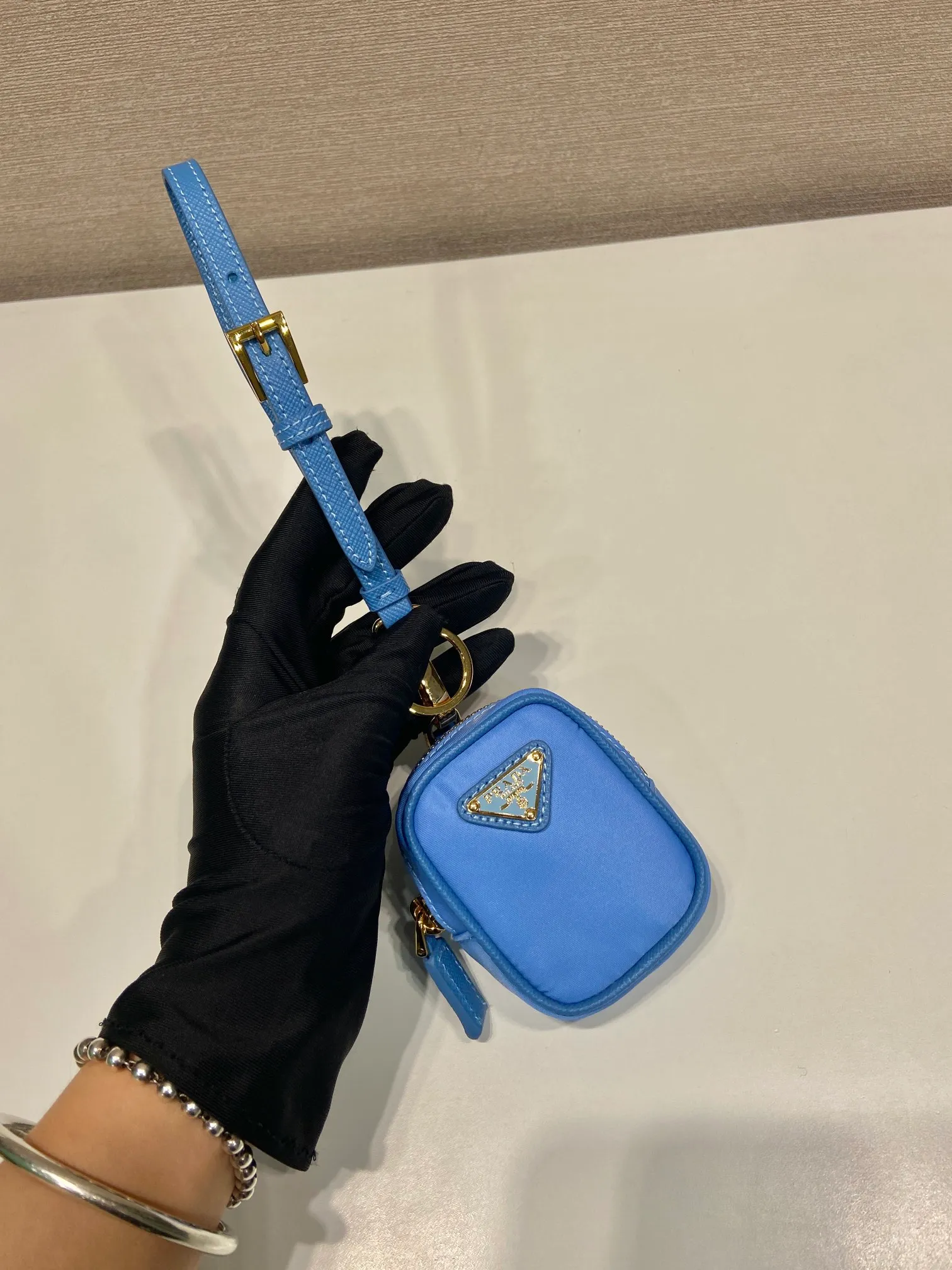 💰360🎉Mini small bag🎉1TT200 new product🎉🎉 This mini pouch is versatile in style and made of Re-Nylon. It cleverly combines practical regenerated nylon, a detachable leather wrist strap and gold-plated hardware. It can be hung on bags and waist bags for decoration. Cards/car keys🔑/lipstick💄/are all no problem. Babies, the pouch you have been longing for has arrived👏👏 Length 7.5x Height 6x Bottom 2.5cm👏👏👏🎉🎉🎉