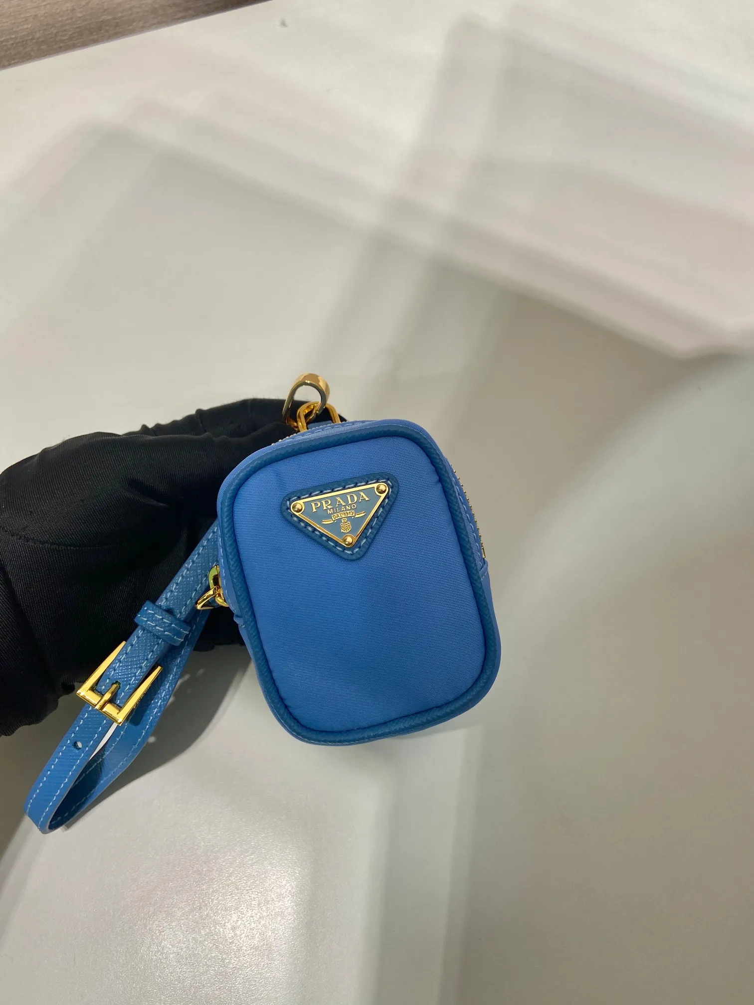 💰360🎉Mini small bag🎉1TT200 new product🎉🎉 This mini pouch is versatile in style and made of Re-Nylon. It cleverly combines practical regenerated nylon, a detachable leather wrist strap and gold-plated hardware. It can be hung on bags and waist bags for decoration. Cards/car keys🔑/lipstick💄/are all no problem. Babies, the pouch you have been longing for has arrived👏👏 Length 7.5x Height 6x Bottom 2.5cm👏👏👏🎉🎉🎉