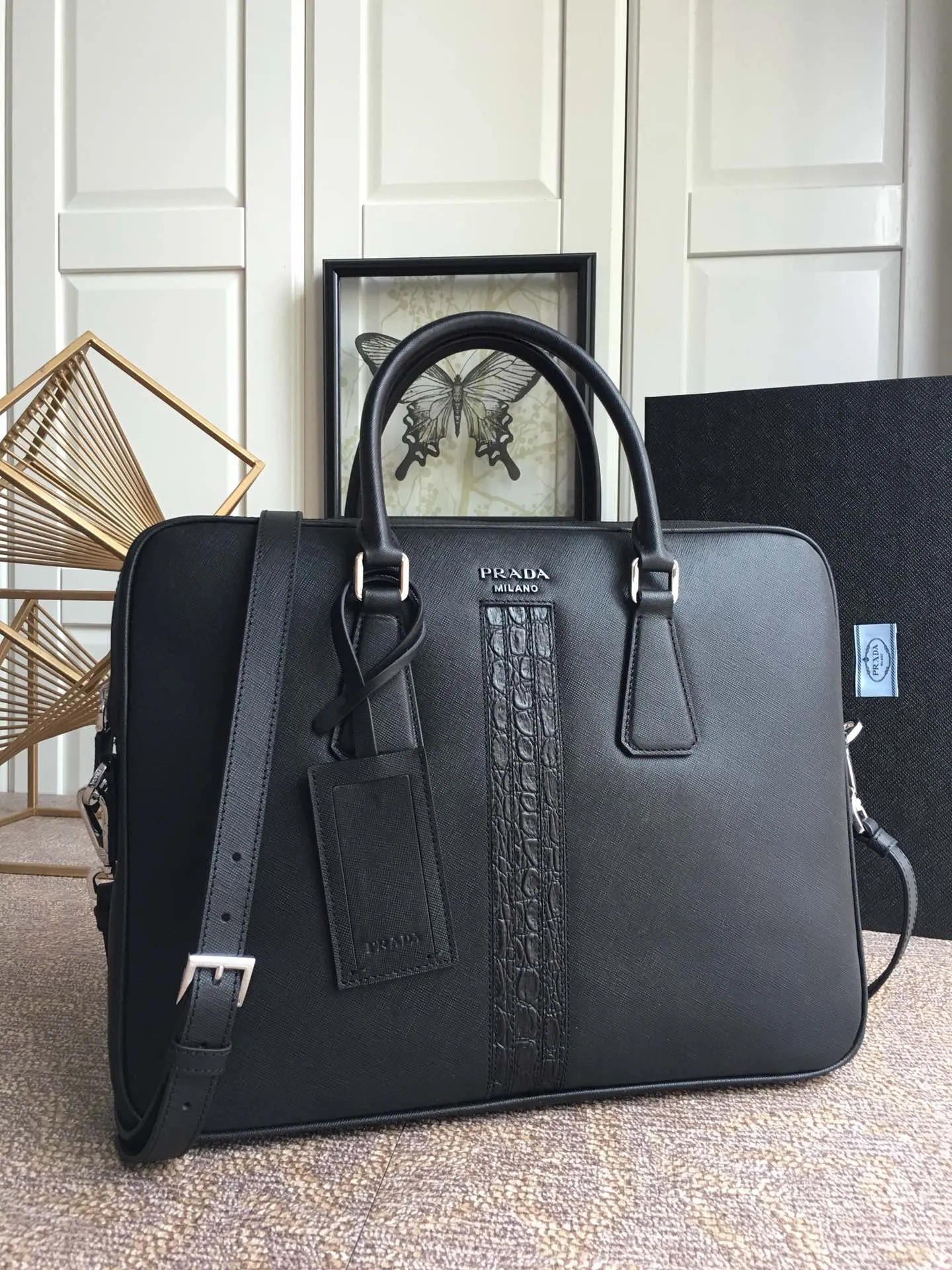 Exclusive debut 🎉🎉🎉, 2VE368G, made of original cross-grain cowhide with crocodile leather inlay in the middle, looking extra classy [strong][strong][strong], polished steel logo metal, single clip Layer design, one side bag/one zipper bag/two mobile phone pockets, lightweight and practical, the best for men😘, 175 OEM code, length 36x height 28x bottom 4cm, 💰2100
