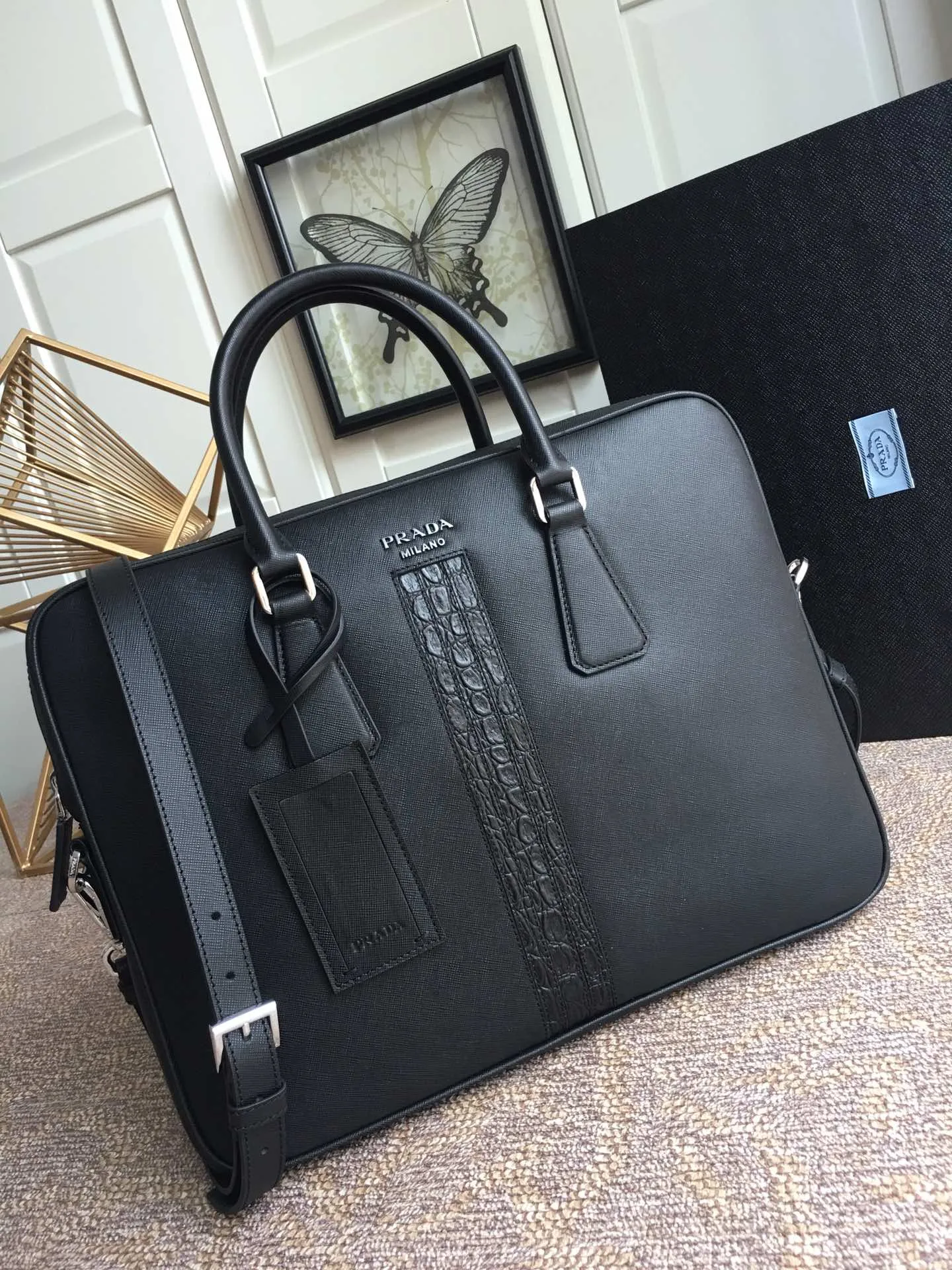 Exclusive debut 🎉🎉🎉, 2VE368G, made of original cross-grain cowhide with crocodile leather inlay in the middle, looking extra classy [strong][strong][strong], polished steel logo metal, single clip Layer design, one side bag/one zipper bag/two mobile phone pockets, lightweight and practical, the best for men😘, 175 OEM code, length 36x height 28x bottom 4cm, 💰2100