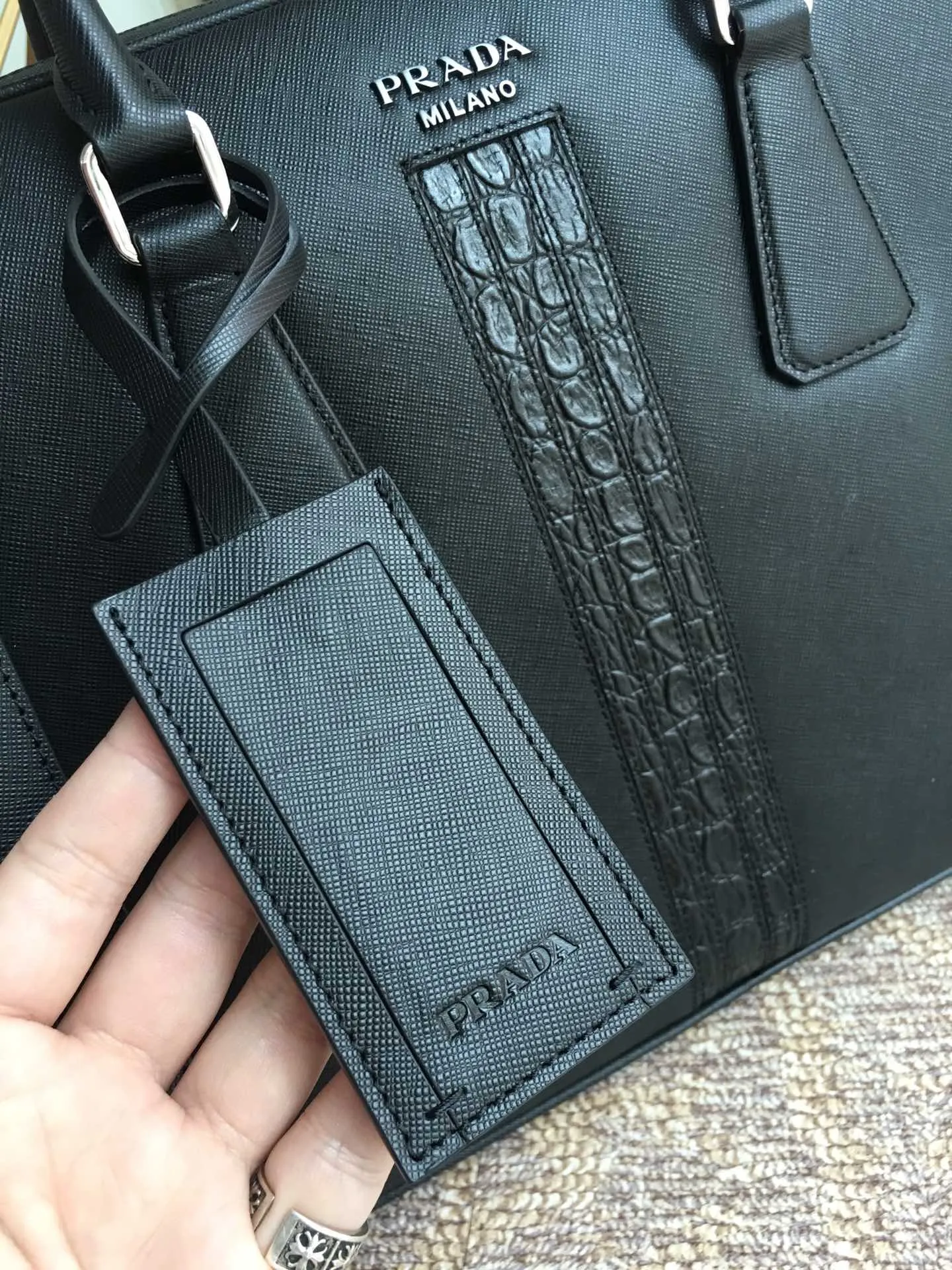 Exclusive debut 🎉🎉🎉, 2VE368G, made of original cross-grain cowhide with crocodile leather inlay in the middle, looking extra classy [strong][strong][strong], polished steel logo metal, single clip Layer design, one side bag/one zipper bag/two mobile phone pockets, lightweight and practical, the best for men😘, 175 OEM code, length 36x height 28x bottom 4cm, 💰2100