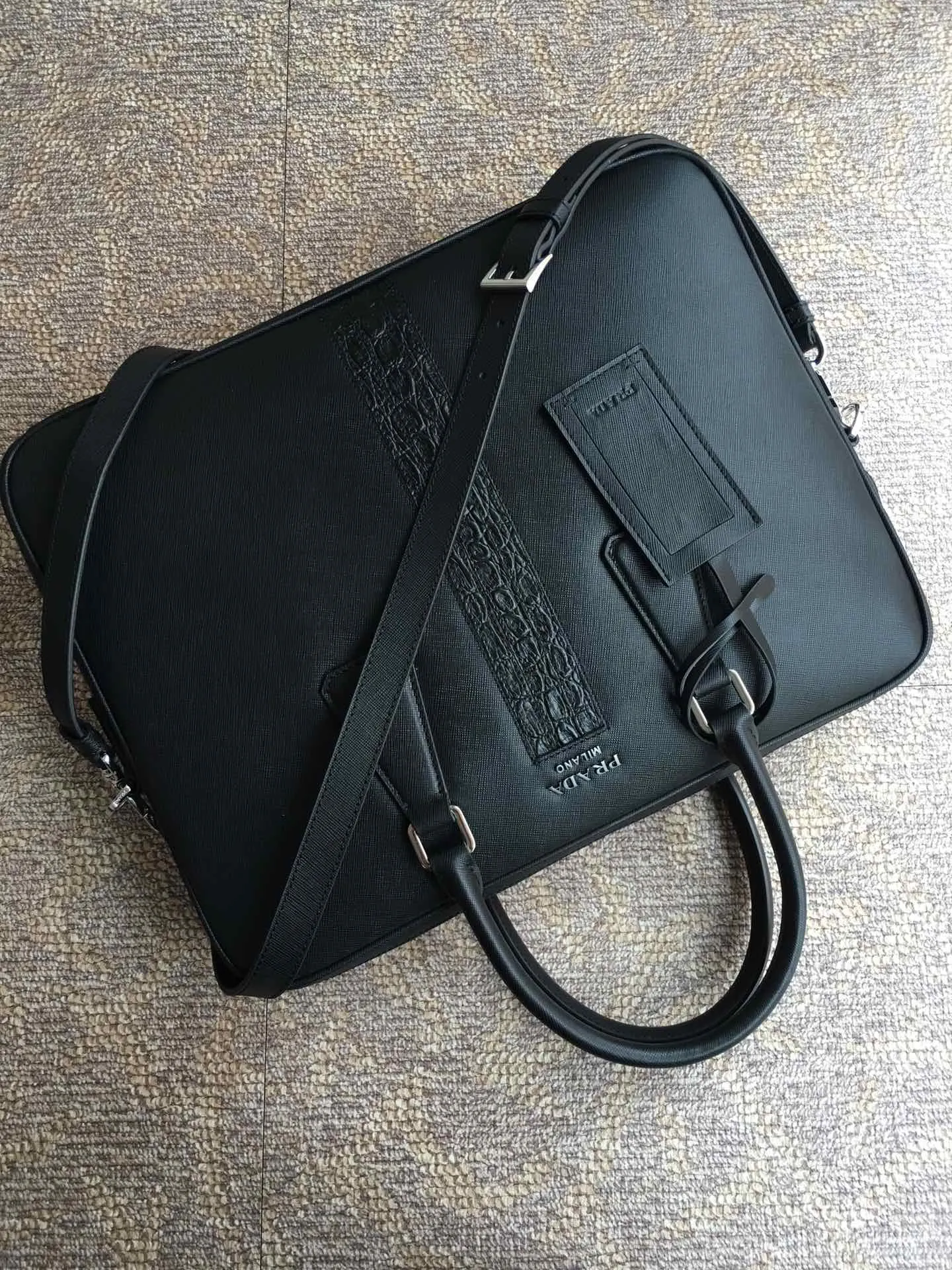 Exclusive debut 🎉🎉🎉, 2VE368G, made of original cross-grain cowhide with crocodile leather inlay in the middle, looking extra classy [strong][strong][strong], polished steel logo metal, single clip Layer design, one side bag/one zipper bag/two mobile phone pockets, lightweight and practical, the best for men😘, 175 OEM code, length 36x height 28x bottom 4cm, 💰2100