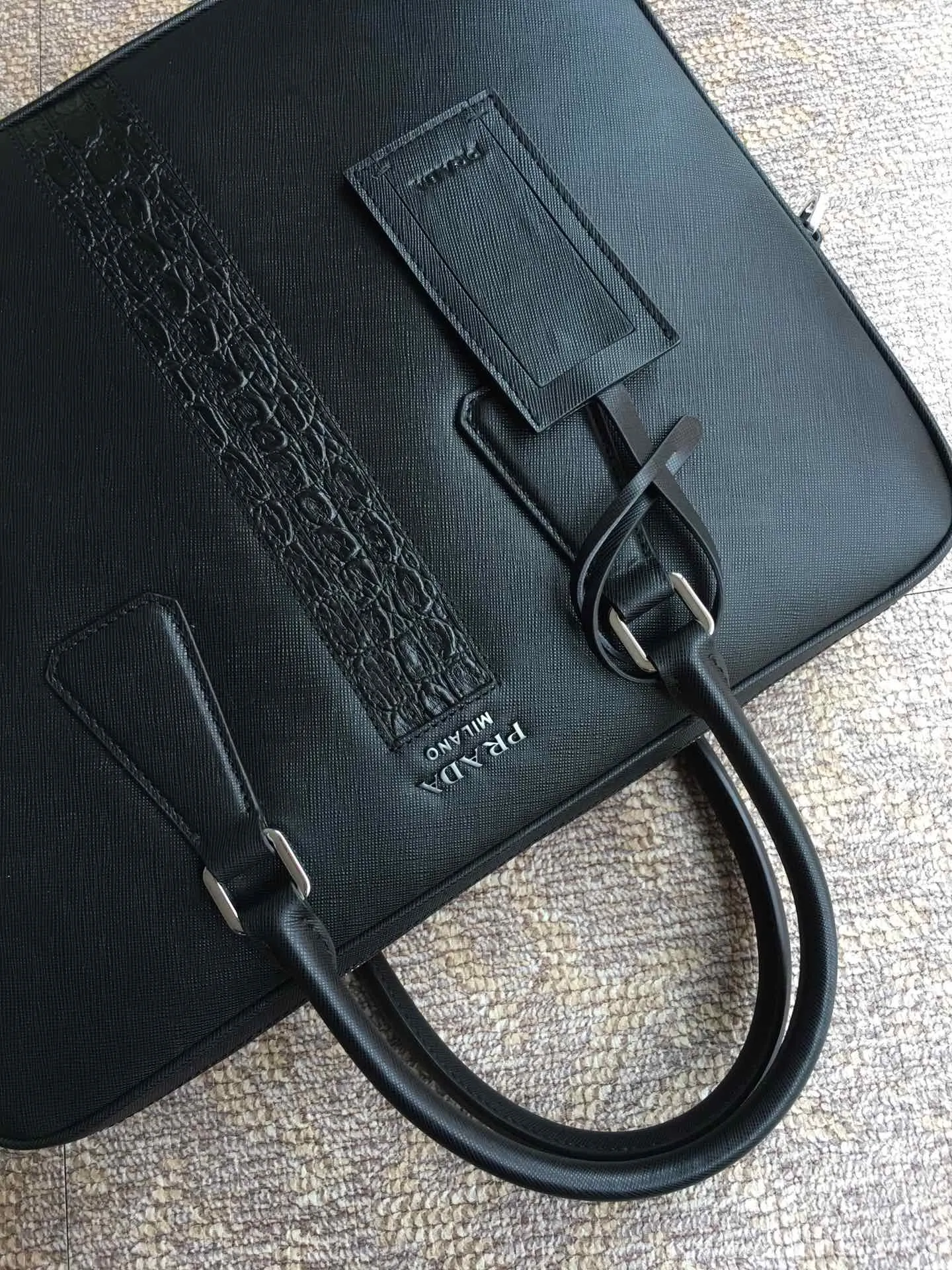 Exclusive debut 🎉🎉🎉, 2VE368G, made of original cross-grain cowhide with crocodile leather inlay in the middle, looking extra classy [strong][strong][strong], polished steel logo metal, single clip Layer design, one side bag/one zipper bag/two mobile phone pockets, lightweight and practical, the best for men😘, 175 OEM code, length 36x height 28x bottom 4cm, 💰2100