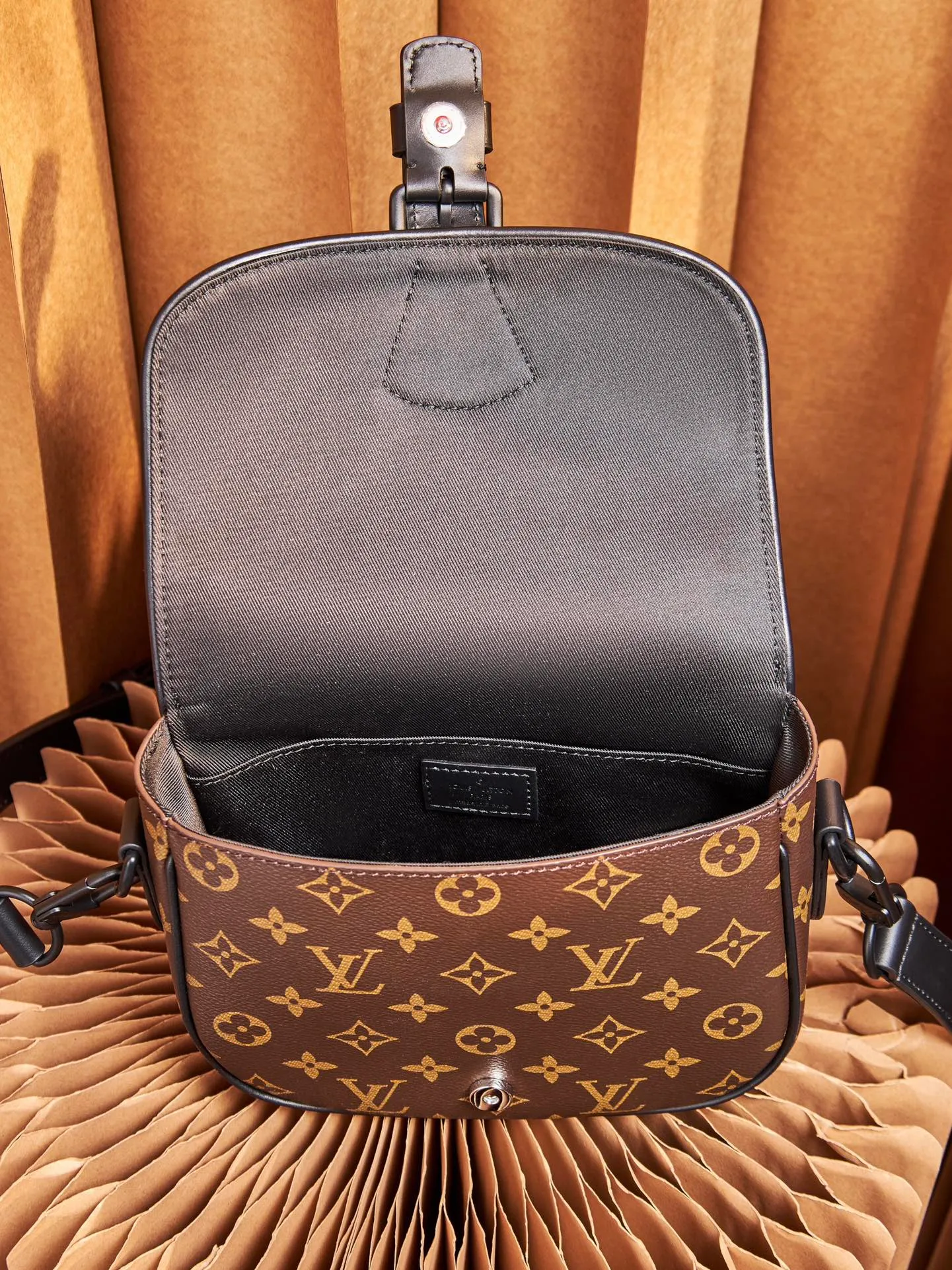 P¥700👉nfc dynamic chip version👈【Top inspection-free all-steel hardware】This Montsouris small messenger bag is made of Monogram Macassar coated canvas to create ample space, making it a perfect choice for daily travel. The retro structure and leather shoulder strap can also be easily worn in formal occasions. Monogram Macassar coated canvas - cow leather trim - fabric lining - metal hardware - main compartment - magnetic flap closure - interior patch pocket - shoulder strap: removable and adjustable! ! Model: M47060; Size: 20x17x7CM