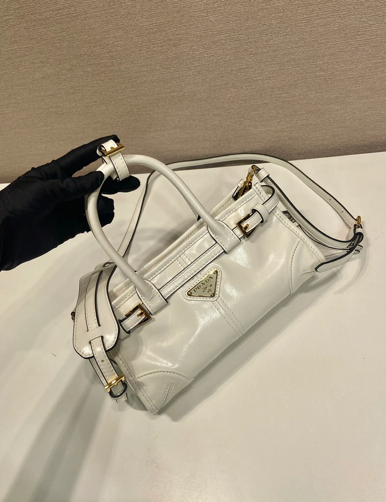 💰1500🎉Softlux oil wax skin🎉1BA486 mini size🎉🎉 This mini hand-held crossbody bag is made of imported waxed leather. The shiny color exudes a classic atmosphere. It is equipped with a detachable and adjustable long shoulder strap. It can be worn cross-body, hand-held or shoulder strap to meet all carrying methods. It has a very large capacity and is easy to use. It is definitely a must-have for fashionistas. It is small in size and is really cute. Hurry up and take this retro style handbag home! Length 23.5 Height 12x Bottom 9cm🎉🎉🎉👏👏👏