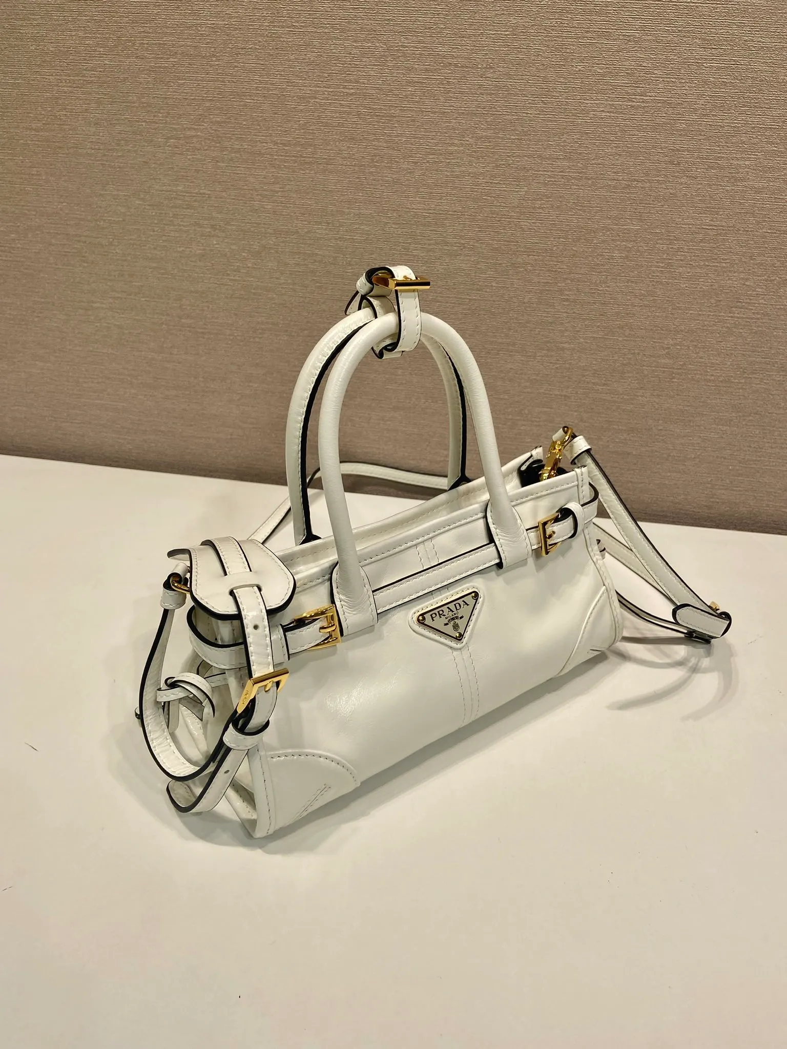 💰1500🎉Softlux oil wax skin🎉1BA486 mini size🎉🎉 This mini hand-held crossbody bag is made of imported waxed leather. The shiny color exudes a classic atmosphere. It is equipped with a detachable and adjustable long shoulder strap. It can be worn cross-body, hand-held or shoulder strap to meet all carrying methods. It has a very large capacity and is easy to use. It is definitely a must-have for fashionistas. It is small in size and is really cute. Hurry up and take this retro style handbag home! Length 23.5 Height 12x Bottom 9cm🎉🎉🎉👏👏👏