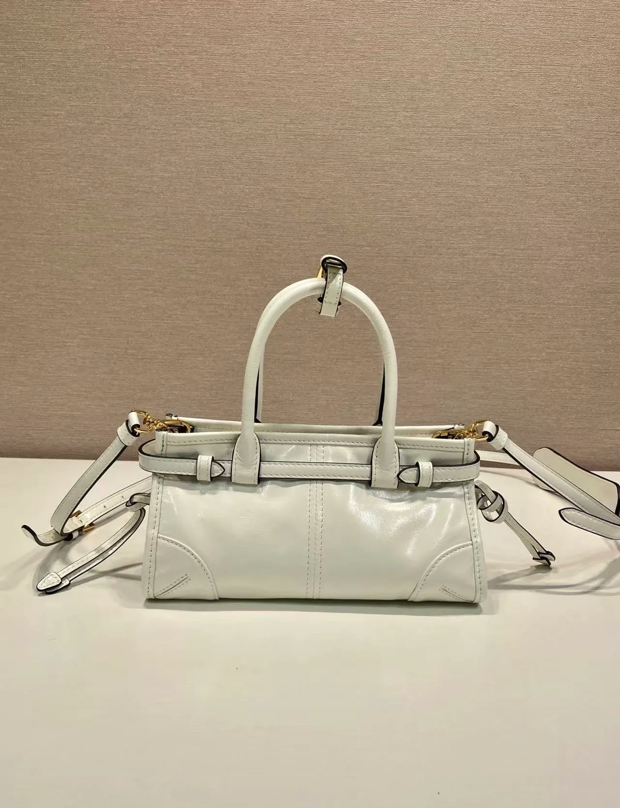💰1500🎉Softlux oil wax skin🎉1BA486 mini size🎉🎉 This mini hand-held crossbody bag is made of imported waxed leather. The shiny color exudes a classic atmosphere. It is equipped with a detachable and adjustable long shoulder strap. It can be worn cross-body, hand-held or shoulder strap to meet all carrying methods. It has a very large capacity and is easy to use. It is definitely a must-have for fashionistas. It is small in size and is really cute. Hurry up and take this retro style handbag home! Length 23.5 Height 12x Bottom 9cm🎉🎉🎉👏👏👏