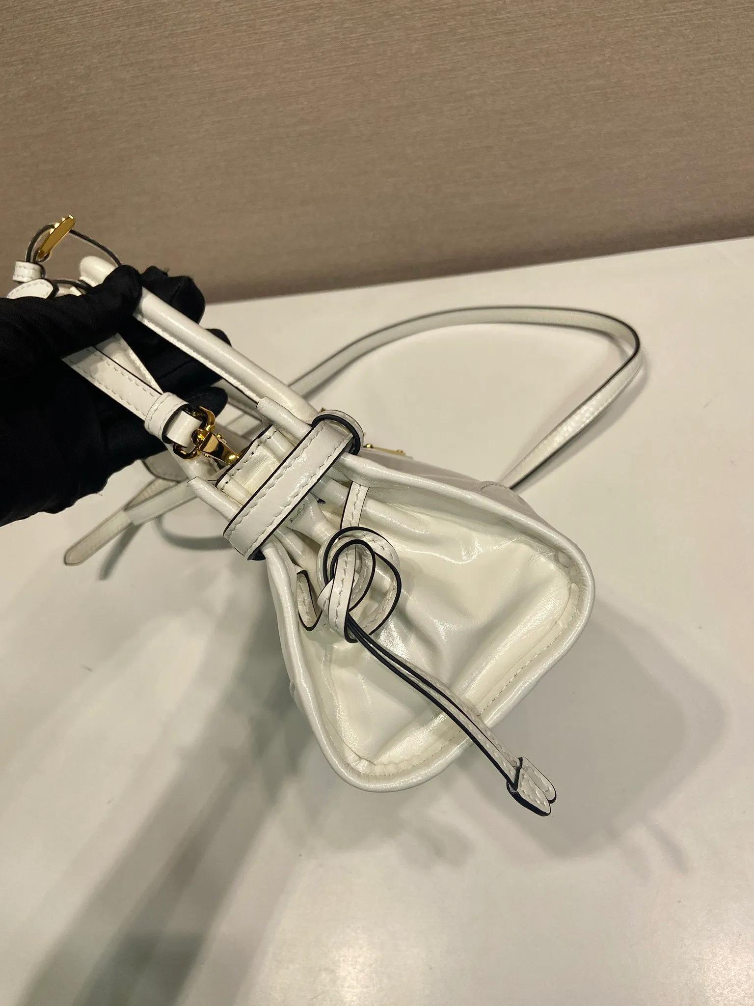 💰1500🎉Softlux oil wax skin🎉1BA486 mini size🎉🎉 This mini hand-held crossbody bag is made of imported waxed leather. The shiny color exudes a classic atmosphere. It is equipped with a detachable and adjustable long shoulder strap. It can be worn cross-body, hand-held or shoulder strap to meet all carrying methods. It has a very large capacity and is easy to use. It is definitely a must-have for fashionistas. It is small in size and is really cute. Hurry up and take this retro style handbag home! Length 23.5 Height 12x Bottom 9cm🎉🎉🎉👏👏👏