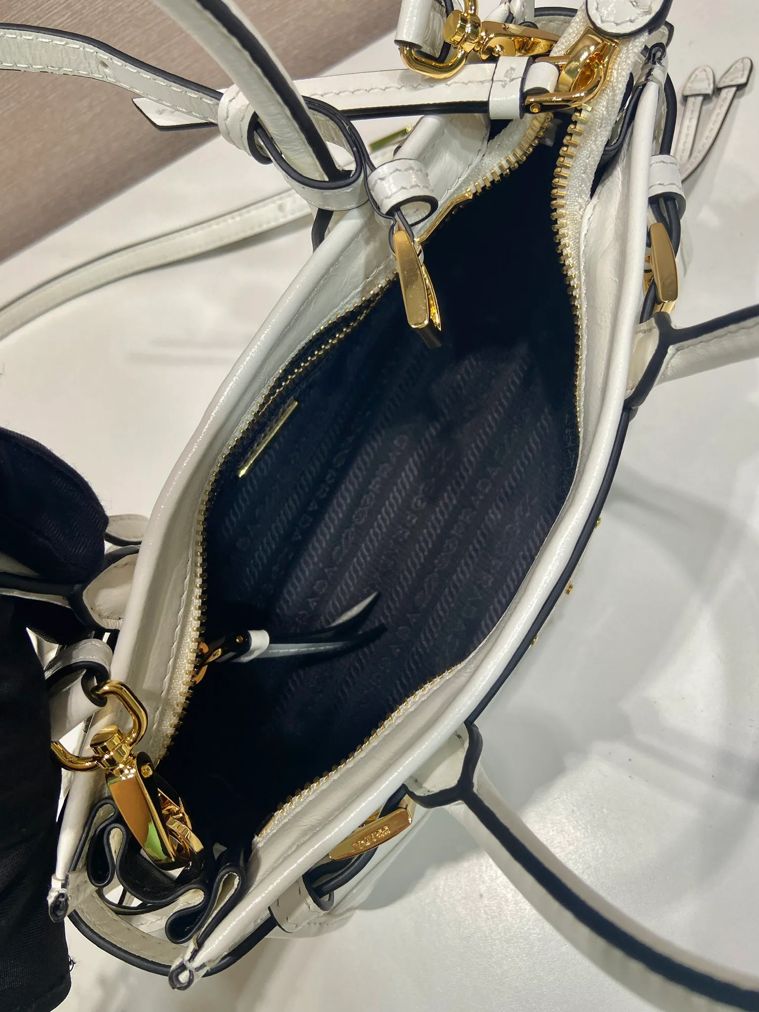 💰1500🎉Softlux oil wax skin🎉1BA486 mini size🎉🎉 This mini hand-held crossbody bag is made of imported waxed leather. The shiny color exudes a classic atmosphere. It is equipped with a detachable and adjustable long shoulder strap. It can be worn cross-body, hand-held or shoulder strap to meet all carrying methods. It has a very large capacity and is easy to use. It is definitely a must-have for fashionistas. It is small in size and is really cute. Hurry up and take this retro style handbag home! Length 23.5 Height 12x Bottom 9cm🎉🎉🎉👏👏👏