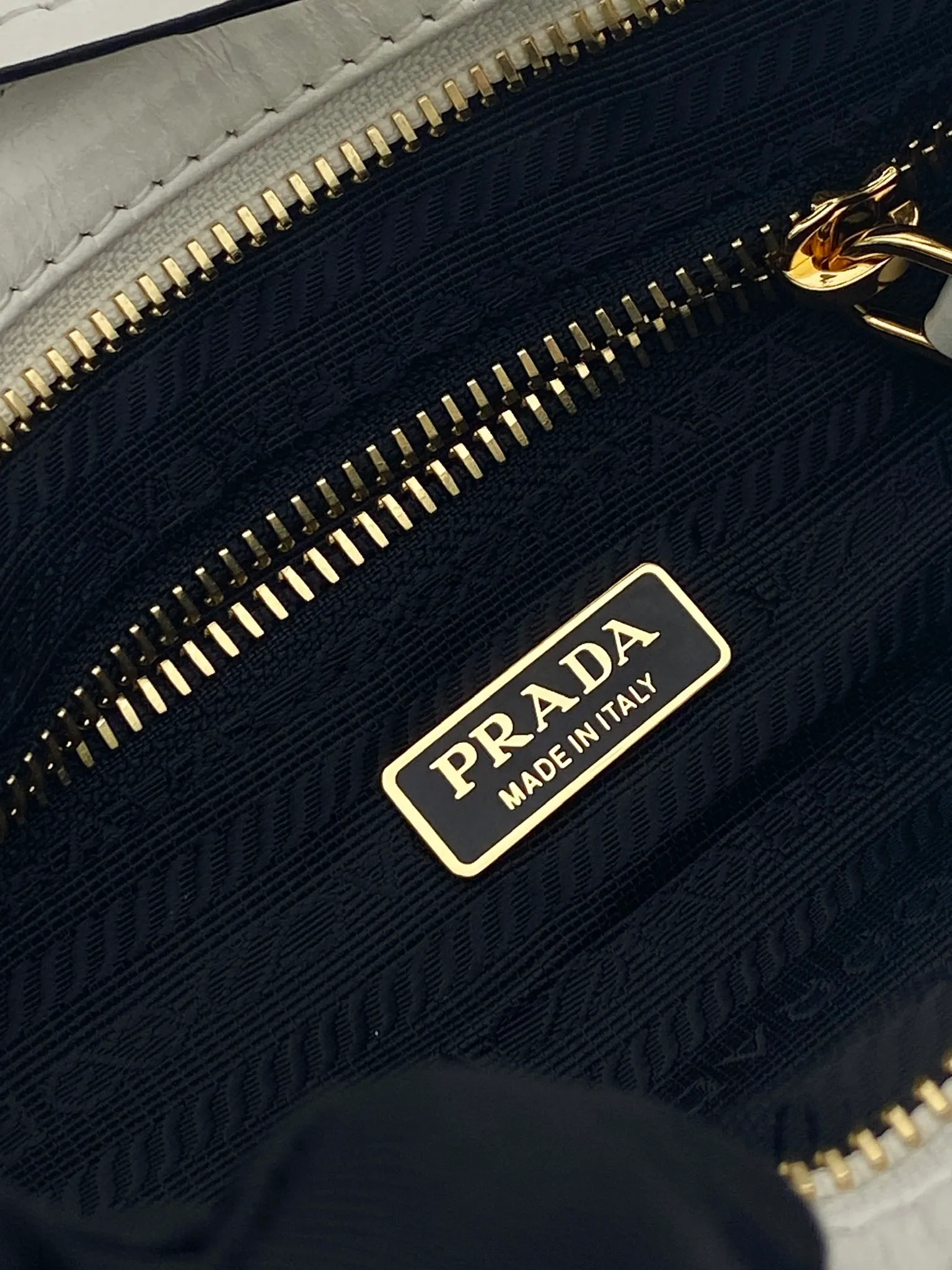 💰1500🎉Softlux oil wax skin🎉1BA486 mini size🎉🎉 This mini hand-held crossbody bag is made of imported waxed leather. The shiny color exudes a classic atmosphere. It is equipped with a detachable and adjustable long shoulder strap. It can be worn cross-body, hand-held or shoulder strap to meet all carrying methods. It has a very large capacity and is easy to use. It is definitely a must-have for fashionistas. It is small in size and is really cute. Hurry up and take this retro style handbag home! Length 23.5 Height 12x Bottom 9cm🎉🎉🎉👏👏👏