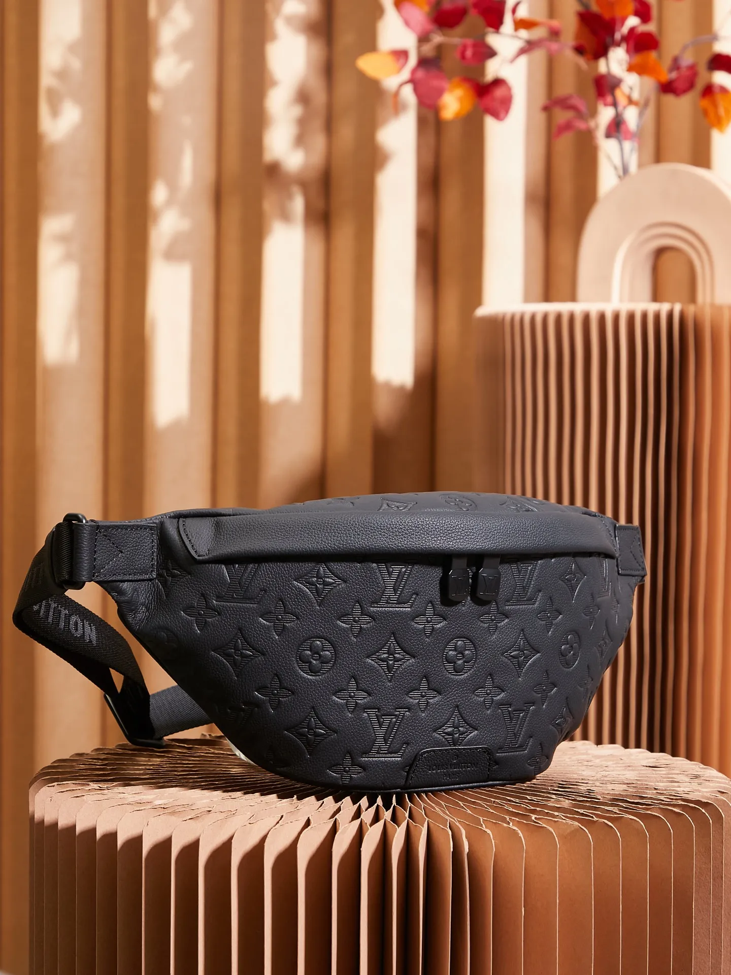 P¥840👉nfc163C01 dynamic chip version👈【Top inspection-free pure steel hardware】M46036 This Discovery waist bag is made of soft Monogram Shadow embossed cow leather, conveying a casual personality with retro touches. Front and rear zippered pockets provide easy access to your phone, keys and cards, and the adjustable waistband allows for shoulder or cross-body wear. Detailed features44 x 15 x 9 cm (length x height x width)