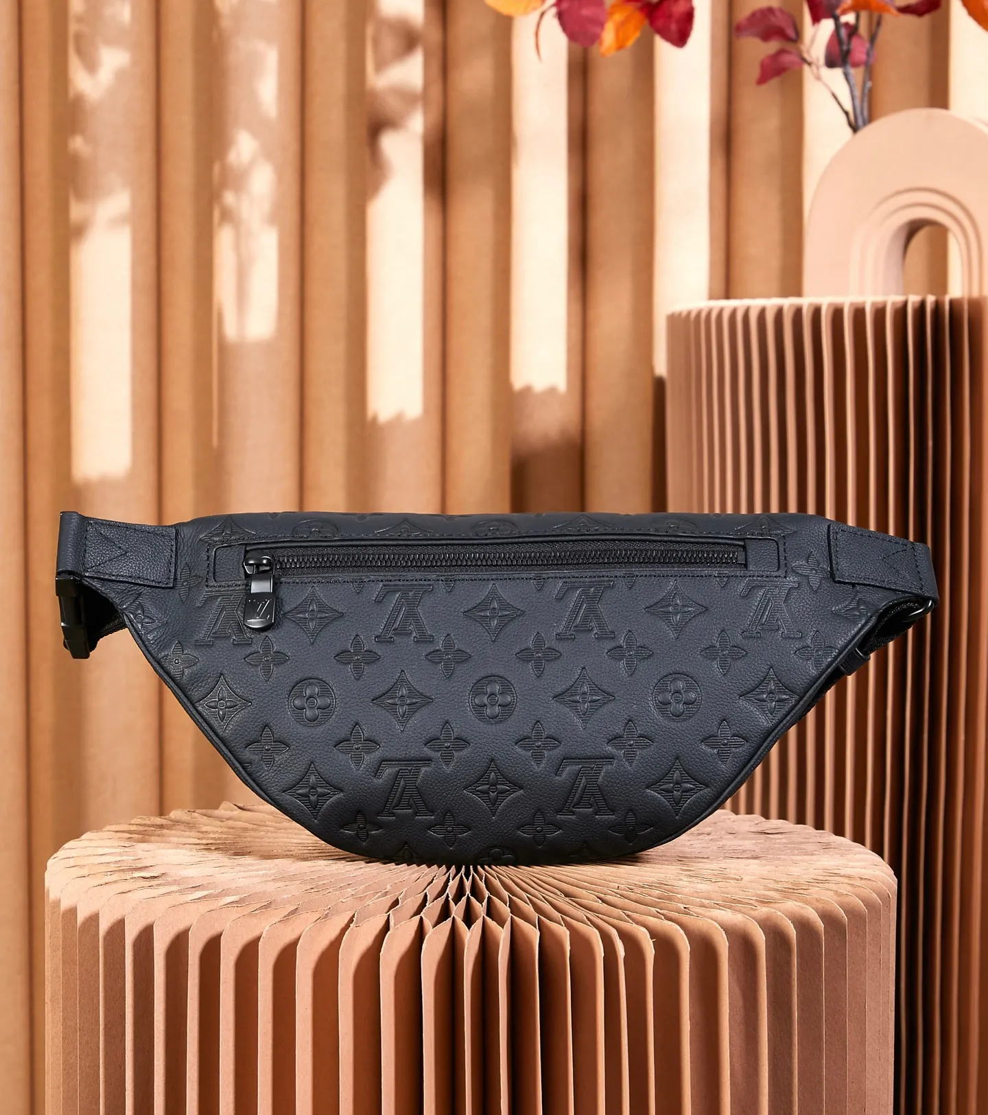 P¥840👉nfc163C01 dynamic chip version👈【Top inspection-free pure steel hardware】M46036 This Discovery waist bag is made of soft Monogram Shadow embossed cow leather, conveying a casual personality with retro touches. Front and rear zippered pockets provide easy access to your phone, keys and cards, and the adjustable waistband allows for shoulder or cross-body wear. Detailed features44 x 15 x 9 cm (length x height x width)