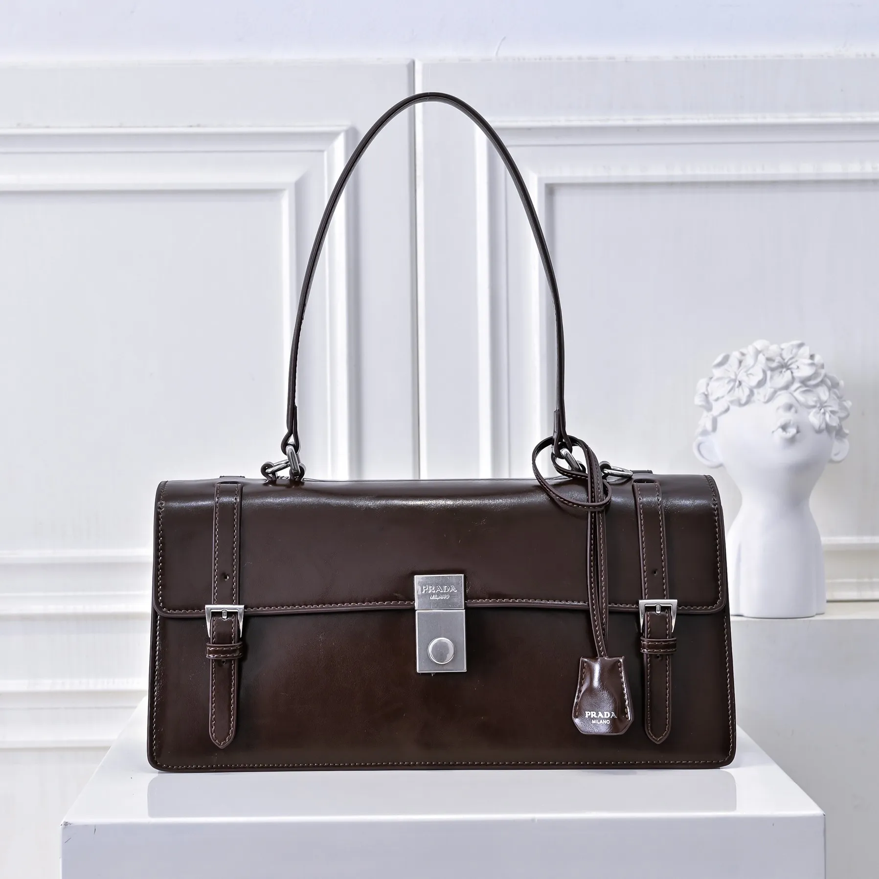 💰500￥✨New product launch✨2025 PRADA new series of Soft Sound handbags in early spring velvet oil wax leather. Carefully crafted with imported first-layer oil wax leather. Accordion-style double compartment design with new logo logo lock snap closure to interpret a unique and interesting style. The overall style of the bag is punk, cool and practical. Fashion and retro style are combined. The inner compartment capacity is also great. A new fashion trend-setter that combines retro fashion and practicality😘 Size: 32-16.5-10cm Material: First-layer oil-waxed cowhide Style number: 7040