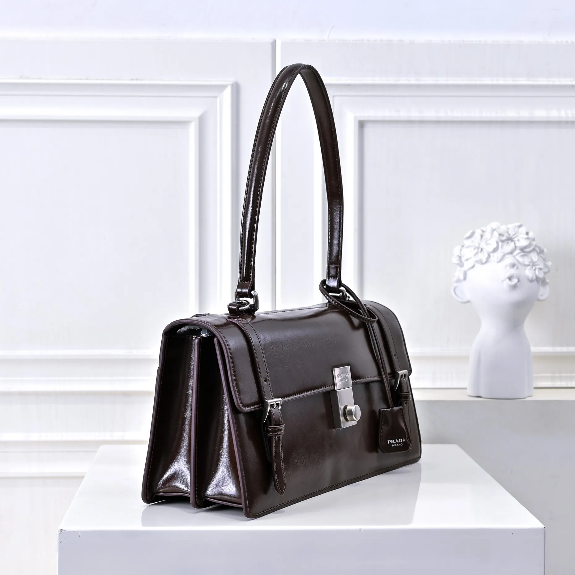 💰500￥✨New product launch✨2025 PRADA new series of Soft Sound handbags in early spring velvet oil wax leather. Carefully crafted with imported first-layer oil wax leather. Accordion-style double compartment design with new logo logo lock snap closure to interpret a unique and interesting style. The overall style of the bag is punk, cool and practical. Fashion and retro style are combined. The inner compartment capacity is also great. A new fashion trend-setter that combines retro fashion and practicality😘 Size: 32-16.5-10cm Material: First-layer oil-waxed cowhide Style number: 7040