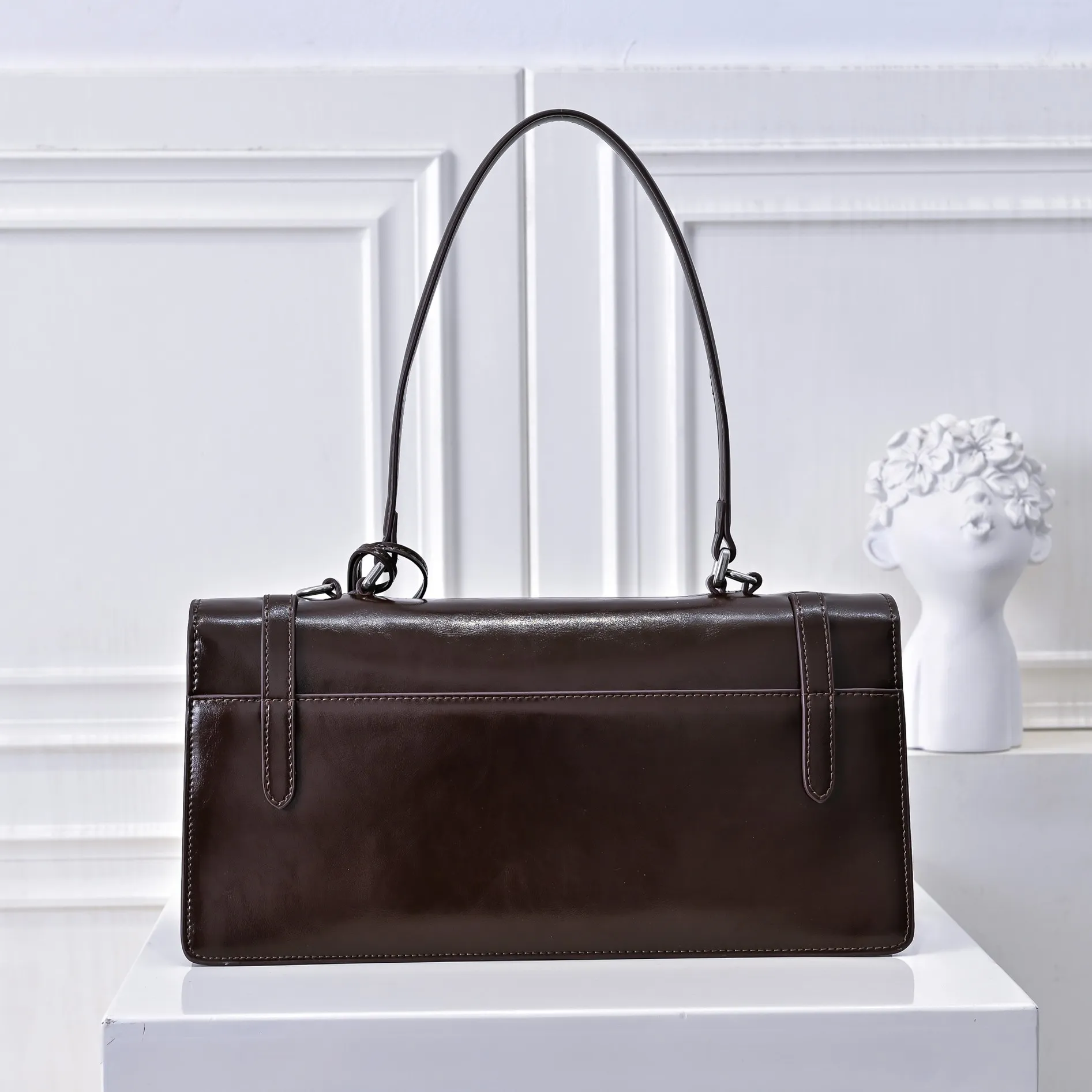 💰500￥✨New product launch✨2025 PRADA new series of Soft Sound handbags in early spring velvet oil wax leather. Carefully crafted with imported first-layer oil wax leather. Accordion-style double compartment design with new logo logo lock snap closure to interpret a unique and interesting style. The overall style of the bag is punk, cool and practical. Fashion and retro style are combined. The inner compartment capacity is also great. A new fashion trend-setter that combines retro fashion and practicality😘 Size: 32-16.5-10cm Material: First-layer oil-waxed cowhide Style number: 7040