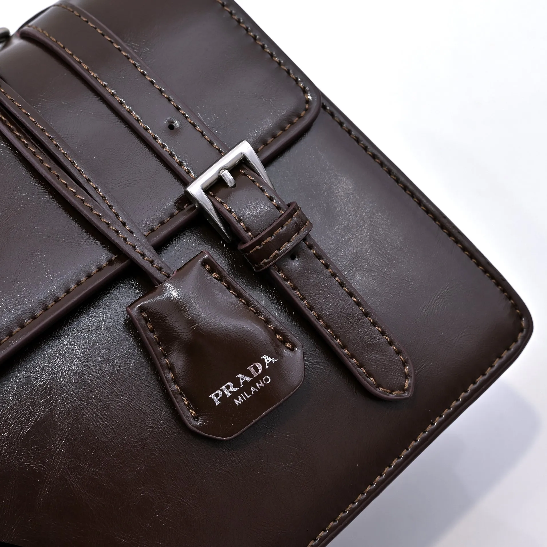 💰500￥✨New product launch✨2025 PRADA new series of Soft Sound handbags in early spring velvet oil wax leather. Carefully crafted with imported first-layer oil wax leather. Accordion-style double compartment design with new logo logo lock snap closure to interpret a unique and interesting style. The overall style of the bag is punk, cool and practical. Fashion and retro style are combined. The inner compartment capacity is also great. A new fashion trend-setter that combines retro fashion and practicality😘 Size: 32-16.5-10cm Material: First-layer oil-waxed cowhide Style number: 7040