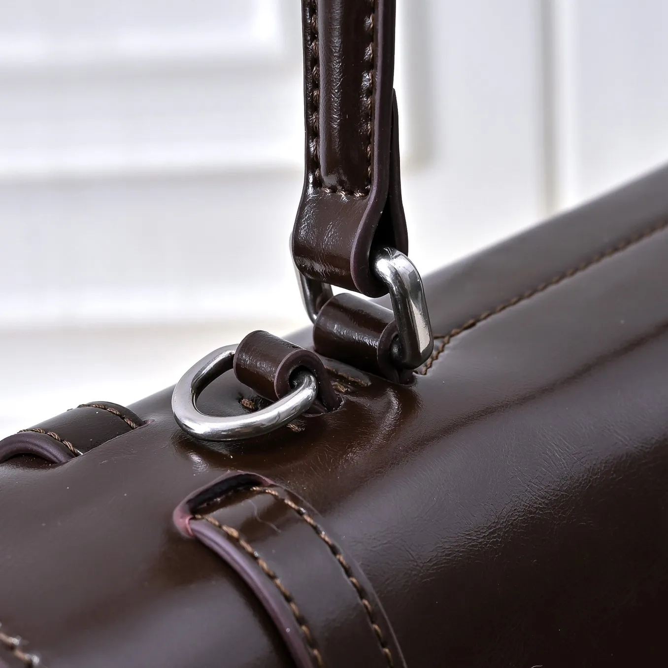 💰500￥✨New product launch✨2025 PRADA new series of Soft Sound handbags in early spring velvet oil wax leather. Carefully crafted with imported first-layer oil wax leather. Accordion-style double compartment design with new logo logo lock snap closure to interpret a unique and interesting style. The overall style of the bag is punk, cool and practical. Fashion and retro style are combined. The inner compartment capacity is also great. A new fashion trend-setter that combines retro fashion and practicality😘 Size: 32-16.5-10cm Material: First-layer oil-waxed cowhide Style number: 7040