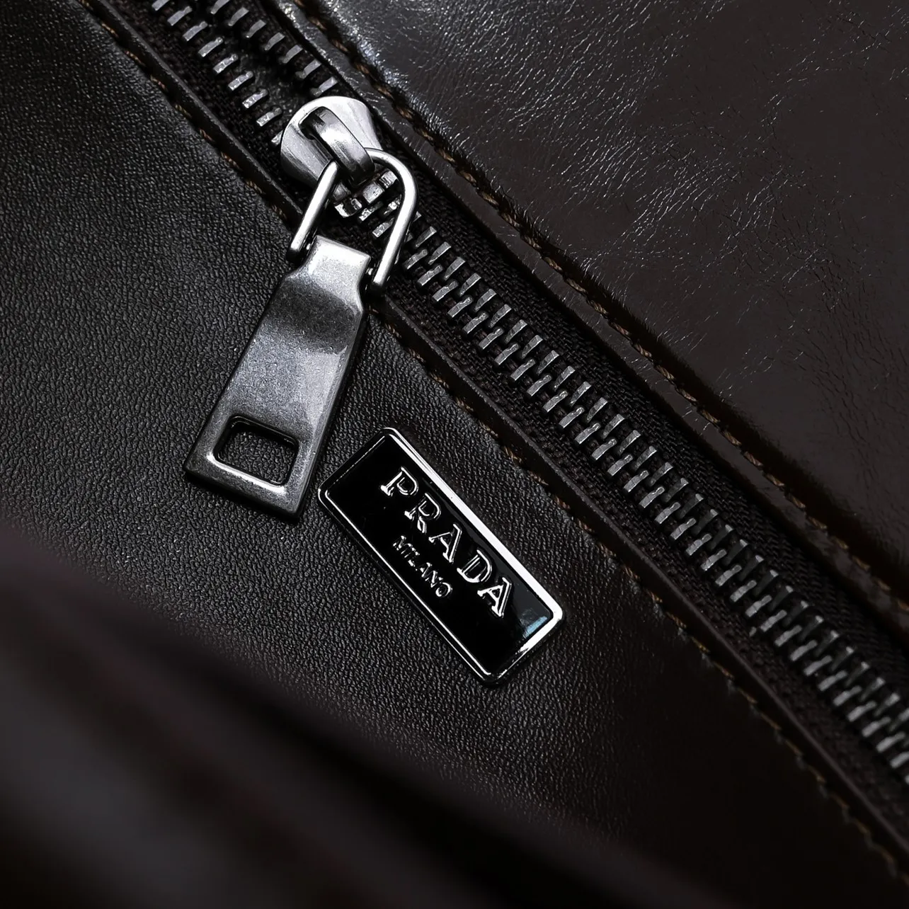 💰500￥✨New product launch✨2025 PRADA new series of Soft Sound handbags in early spring velvet oil wax leather. Carefully crafted with imported first-layer oil wax leather. Accordion-style double compartment design with new logo logo lock snap closure to interpret a unique and interesting style. The overall style of the bag is punk, cool and practical. Fashion and retro style are combined. The inner compartment capacity is also great. A new fashion trend-setter that combines retro fashion and practicality😘 Size: 32-16.5-10cm Material: First-layer oil-waxed cowhide Style number: 7040