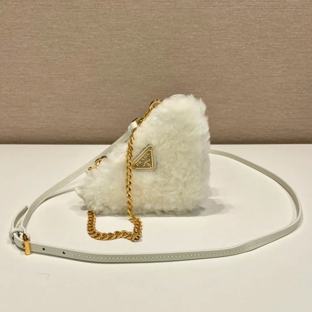 💰920🎉Gemini triangle bag🎉1NR015 new product😘Goat wool This two-in-one twin bag has a very unique design and can be disassembled into 2 bags🎉🎉. The body of the bag is made of goat hair, which is perfect🎉🎉. One can be carried by hand and the other can be worn as a crossbody. It can also be combined😘😘Another hot new product🎉 If you like babies, hurry up and get it🎉🎉 Length 15x height 10x bottom 5cm🎉🎉🎉👏👏👏