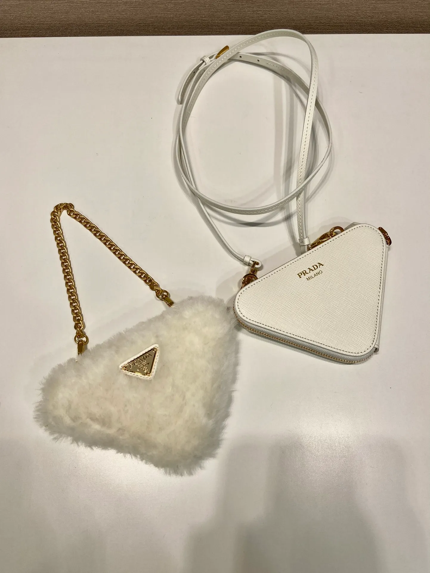 💰920🎉Gemini triangle bag🎉1NR015 new product😘Goat wool This two-in-one twin bag has a very unique design and can be disassembled into 2 bags🎉🎉. The body of the bag is made of goat hair, which is perfect🎉🎉. One can be carried by hand and the other can be worn as a crossbody. It can also be combined😘😘Another hot new product🎉 If you like babies, hurry up and get it🎉🎉 Length 15x height 10x bottom 5cm🎉🎉🎉👏👏👏