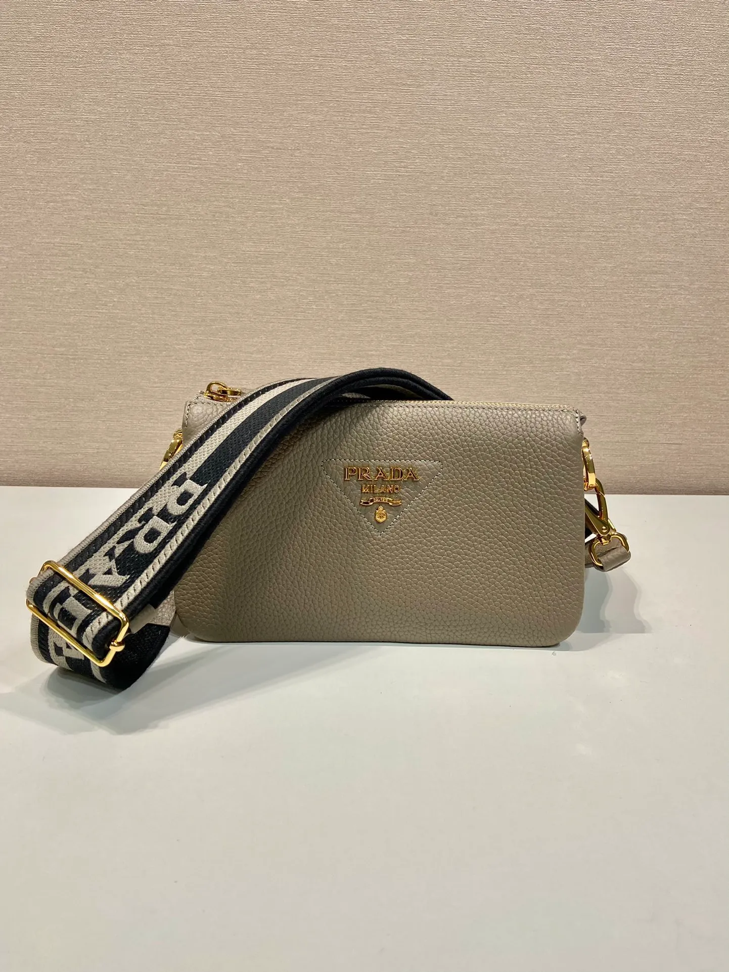 💰1640🎉New style🎉1BH194🎉Three-layer bag🎉 This single shoulder strap is made of imported deerskin grain cowhide, with a long fabric shoulder strap and adjustable design. The shape composed of 3 small bags is so perfect😘, with many compartments, it can be matched with any kind of clothing😘, it has large capacity and feels super soft🎉Hurry up and get it🎉 Length 23x Height 14x Bottom 6.5cm