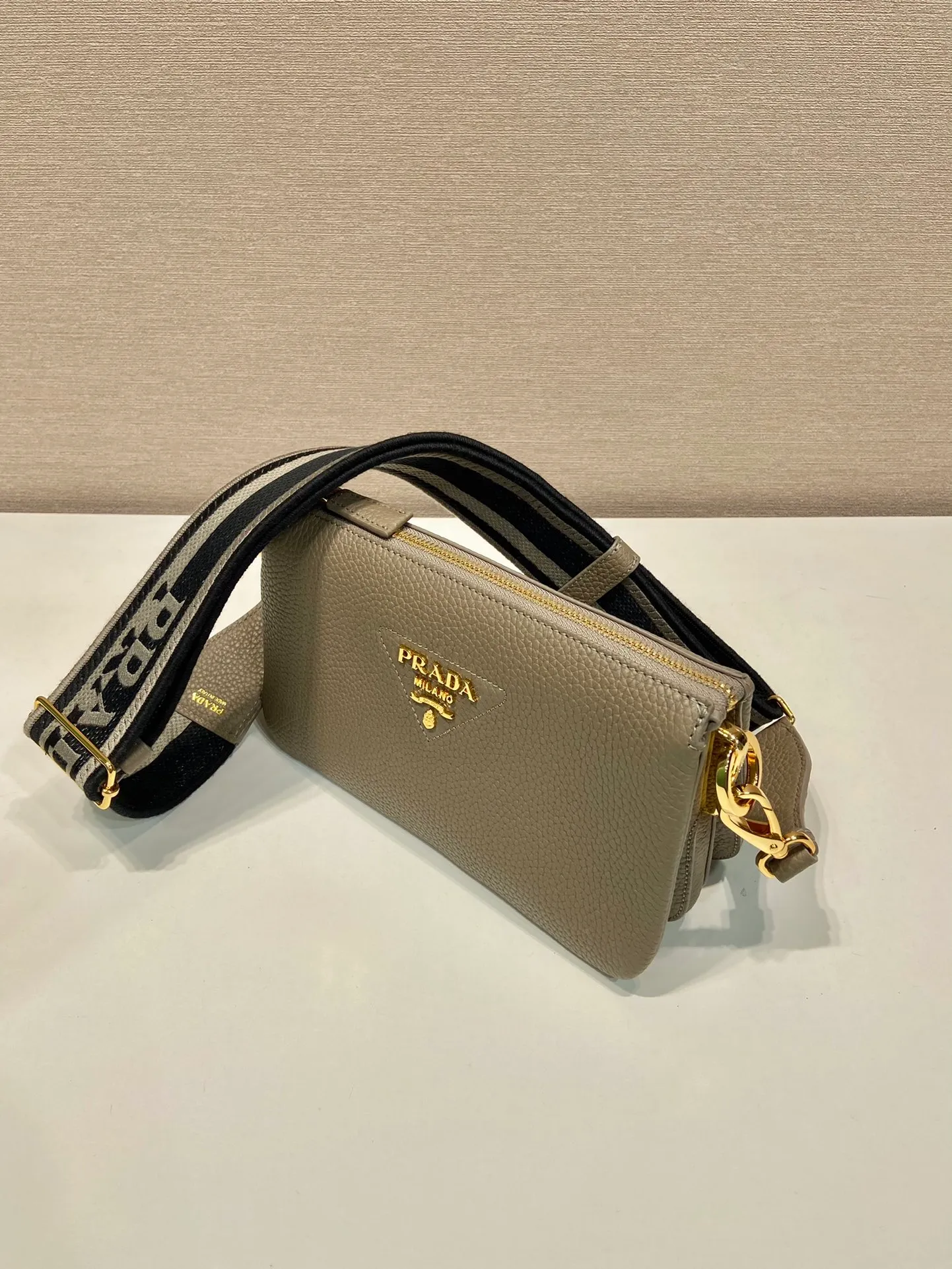 💰1640🎉New style🎉1BH194🎉Three-layer bag🎉 This single shoulder strap is made of imported deerskin grain cowhide, with a long fabric shoulder strap and adjustable design. The shape composed of 3 small bags is so perfect😘, with many compartments, it can be matched with any kind of clothing😘, it has large capacity and feels super soft🎉Hurry up and get it🎉 Length 23x Height 14x Bottom 6.5cm
