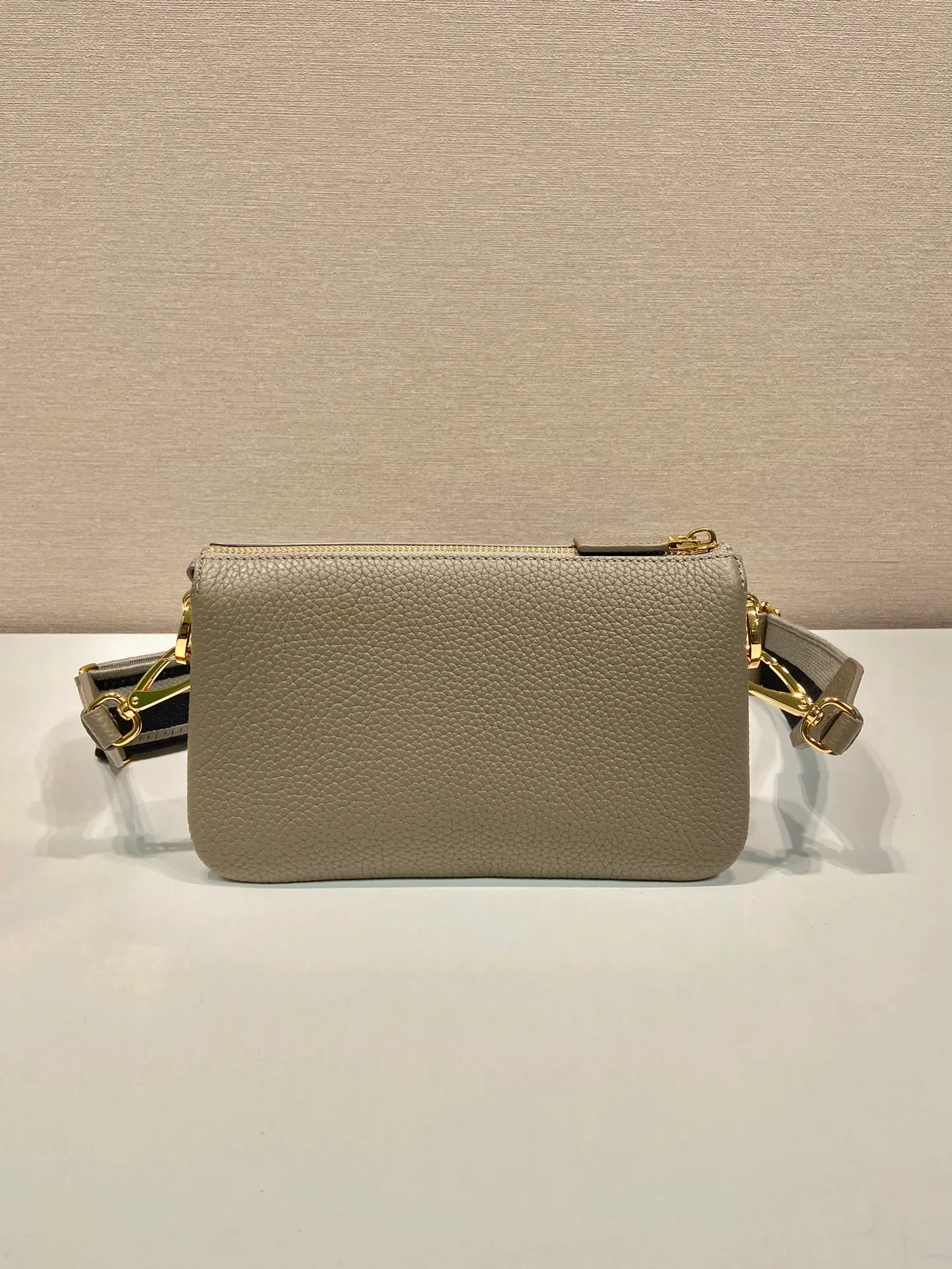 💰1640🎉New style🎉1BH194🎉Three-layer bag🎉 This single shoulder strap is made of imported deerskin grain cowhide, with a long fabric shoulder strap and adjustable design. The shape composed of 3 small bags is so perfect😘, with many compartments, it can be matched with any kind of clothing😘, it has large capacity and feels super soft🎉Hurry up and get it🎉 Length 23x Height 14x Bottom 6.5cm
