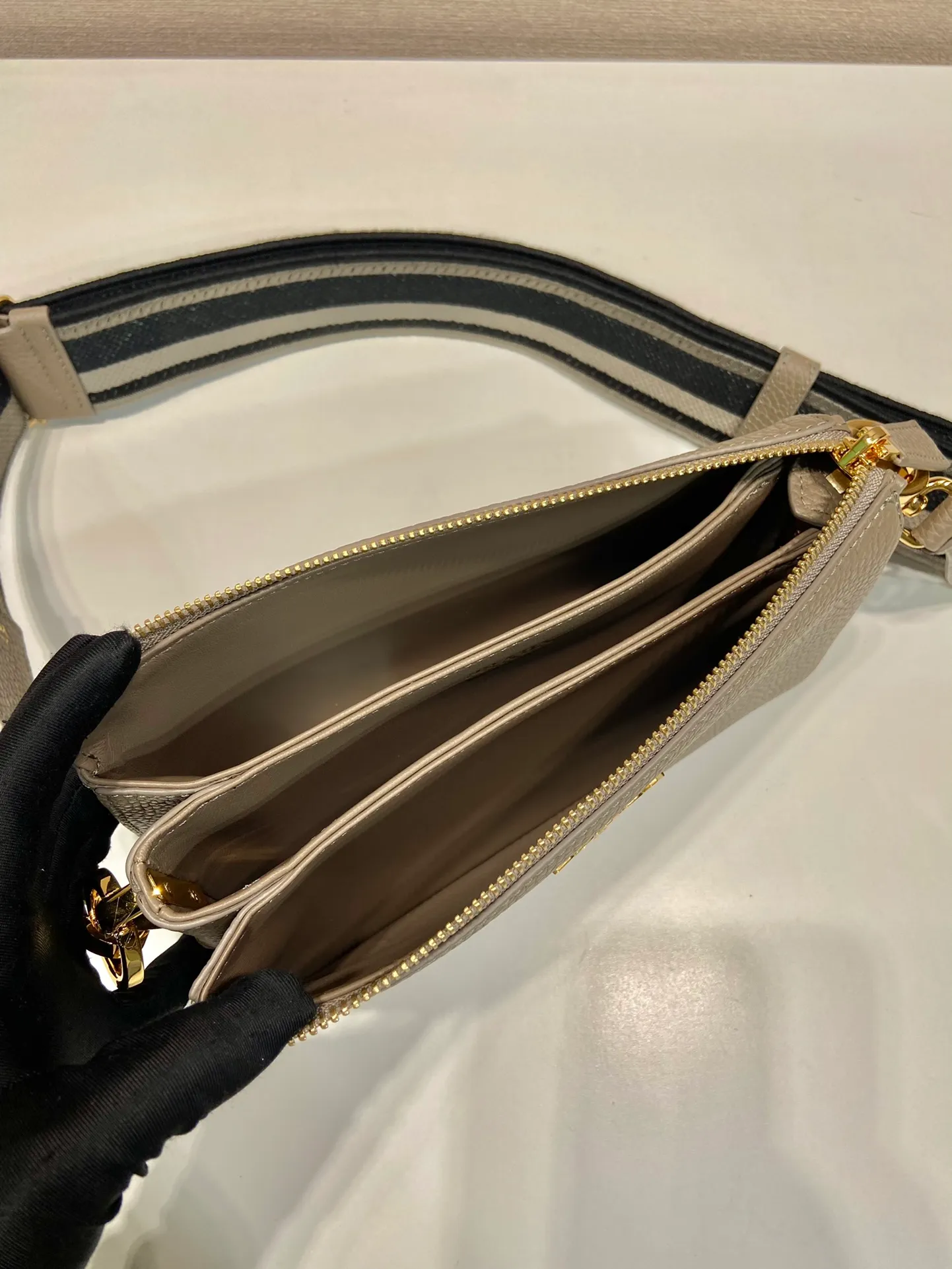 💰1640🎉New style🎉1BH194🎉Three-layer bag🎉 This single shoulder strap is made of imported deerskin grain cowhide, with a long fabric shoulder strap and adjustable design. The shape composed of 3 small bags is so perfect😘, with many compartments, it can be matched with any kind of clothing😘, it has large capacity and feels super soft🎉Hurry up and get it🎉 Length 23x Height 14x Bottom 6.5cm