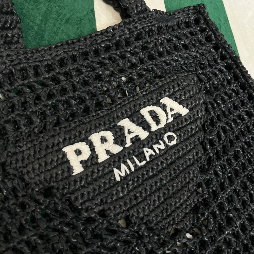 💰1160 Raffia Upgraded Version/Black🎱 𝗣𝗿'𝗮𝗱𝗮Raffia Fiber Tote Bag Made of high-quality imported raffia🌿 Purely handmade! Every craftsman makes it with care and crochets it stitch by stitch! How can summer outings, picnics, and photo shoots be complete without a beautiful, lightweight and chic straw bag? 393 Size: 36×4×38cm