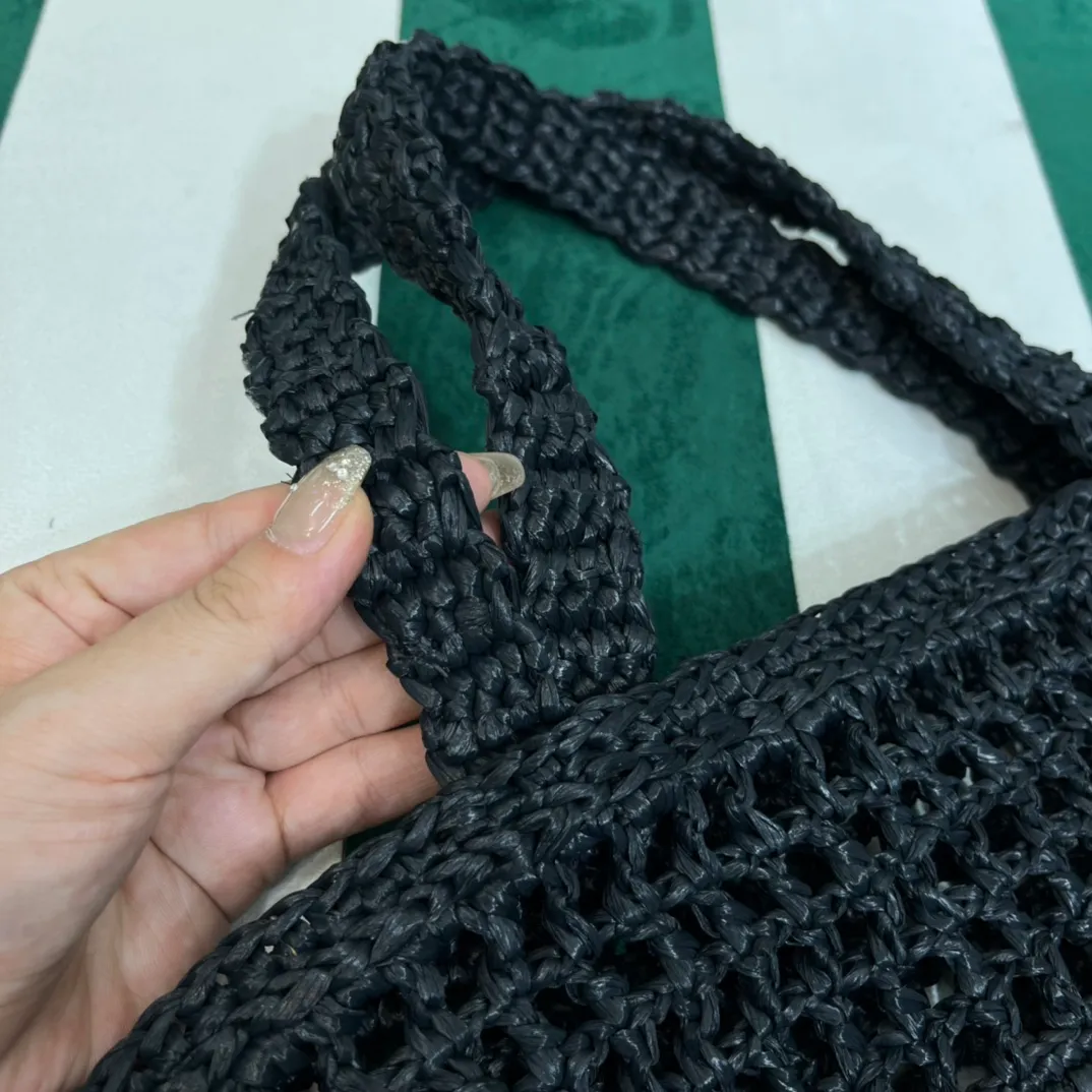 💰1160 Raffia Upgraded Version/Black🎱 𝗣𝗿'𝗮𝗱𝗮Raffia Fiber Tote Bag Made of high-quality imported raffia🌿 Purely handmade! Every craftsman makes it with care and crochets it stitch by stitch! How can summer outings, picnics, and photo shoots be complete without a beautiful, lightweight and chic straw bag? 393 Size: 36×4×38cm
