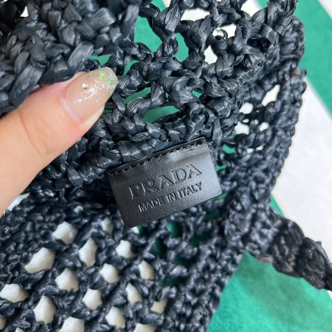 💰1160 Raffia Upgraded Version/Black🎱 𝗣𝗿'𝗮𝗱𝗮Raffia Fiber Tote Bag Made of high-quality imported raffia🌿 Purely handmade! Every craftsman makes it with care and crochets it stitch by stitch! How can summer outings, picnics, and photo shoots be complete without a beautiful, lightweight and chic straw bag? 393 Size: 36×4×38cm