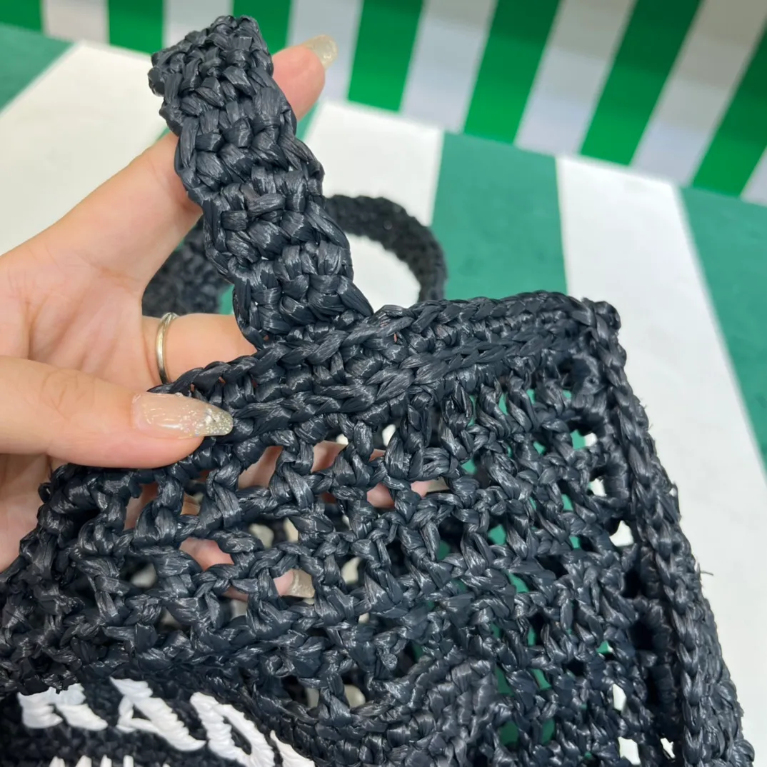 💰1160 Raffia Upgraded Version/Black🎱 𝗣𝗿'𝗮𝗱𝗮Raffia Fiber Tote Bag Made of high-quality imported raffia🌿 Purely handmade! Every craftsman makes it with care and crochets it stitch by stitch! How can summer outings, picnics, and photo shoots be complete without a beautiful, lightweight and chic straw bag? 393 Size: 36×4×38cm