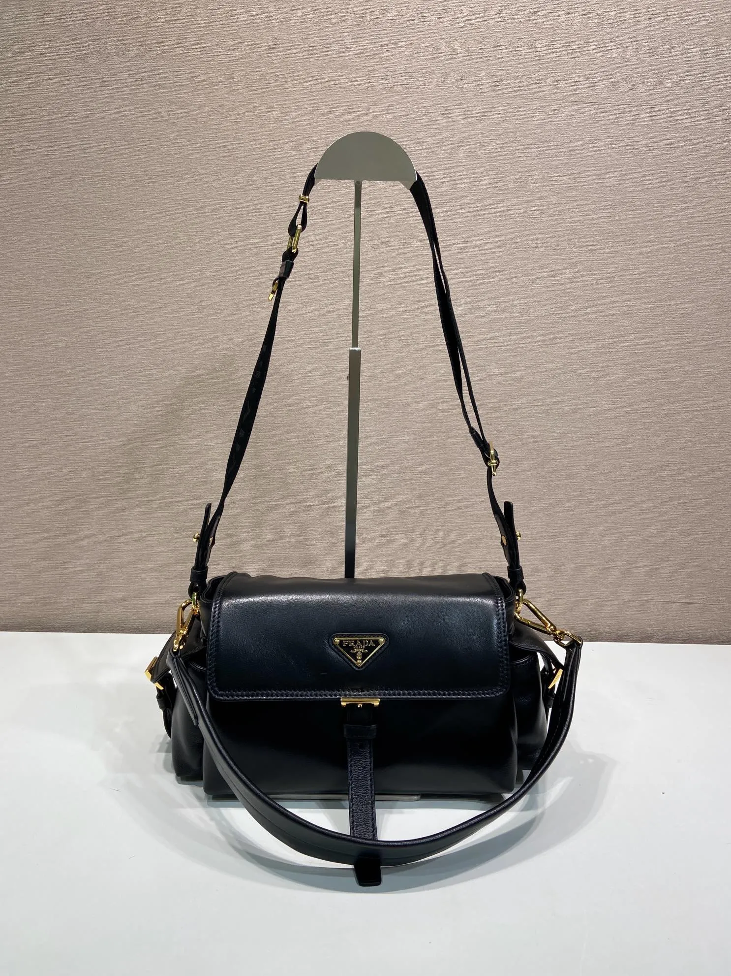 💰1700🎉New messenger bag🎉1BD394 sheepskin🎉🎉 This handbag perfectly combines sophistication and functionality, and is made of imported lambskin. It has a soft silhouette and multiple pockets. Combining sporty and versatile elements, the lightweight and practical design features an enameled triangle metal logo and leather details. Equipped with 2 detachable shoulder straps, large capacity, perfect, and a popular style that will never go out of style. The large size is suitable for both men and women, so hurry up and get it🎉🎉 Length 30x Height 14x Bottom 10cm🎉🎉🎉💰💰💰