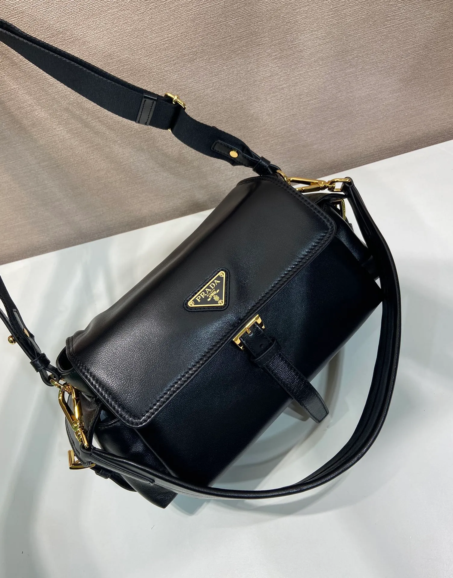 💰1700🎉New messenger bag🎉1BD394 sheepskin🎉🎉 This handbag perfectly combines sophistication and functionality, and is made of imported lambskin. It has a soft silhouette and multiple pockets. Combining sporty and versatile elements, the lightweight and practical design features an enameled triangle metal logo and leather details. Equipped with 2 detachable shoulder straps, large capacity, perfect, and a popular style that will never go out of style. The large size is suitable for both men and women, so hurry up and get it🎉🎉 Length 30x Height 14x Bottom 10cm🎉🎉🎉💰💰💰