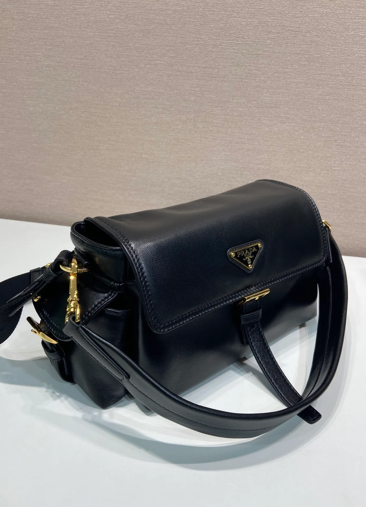 💰1700🎉New messenger bag🎉1BD394 sheepskin🎉🎉 This handbag perfectly combines sophistication and functionality, and is made of imported lambskin. It has a soft silhouette and multiple pockets. Combining sporty and versatile elements, the lightweight and practical design features an enameled triangle metal logo and leather details. Equipped with 2 detachable shoulder straps, large capacity, perfect, and a popular style that will never go out of style. The large size is suitable for both men and women, so hurry up and get it🎉🎉 Length 30x Height 14x Bottom 10cm🎉🎉🎉💰💰💰