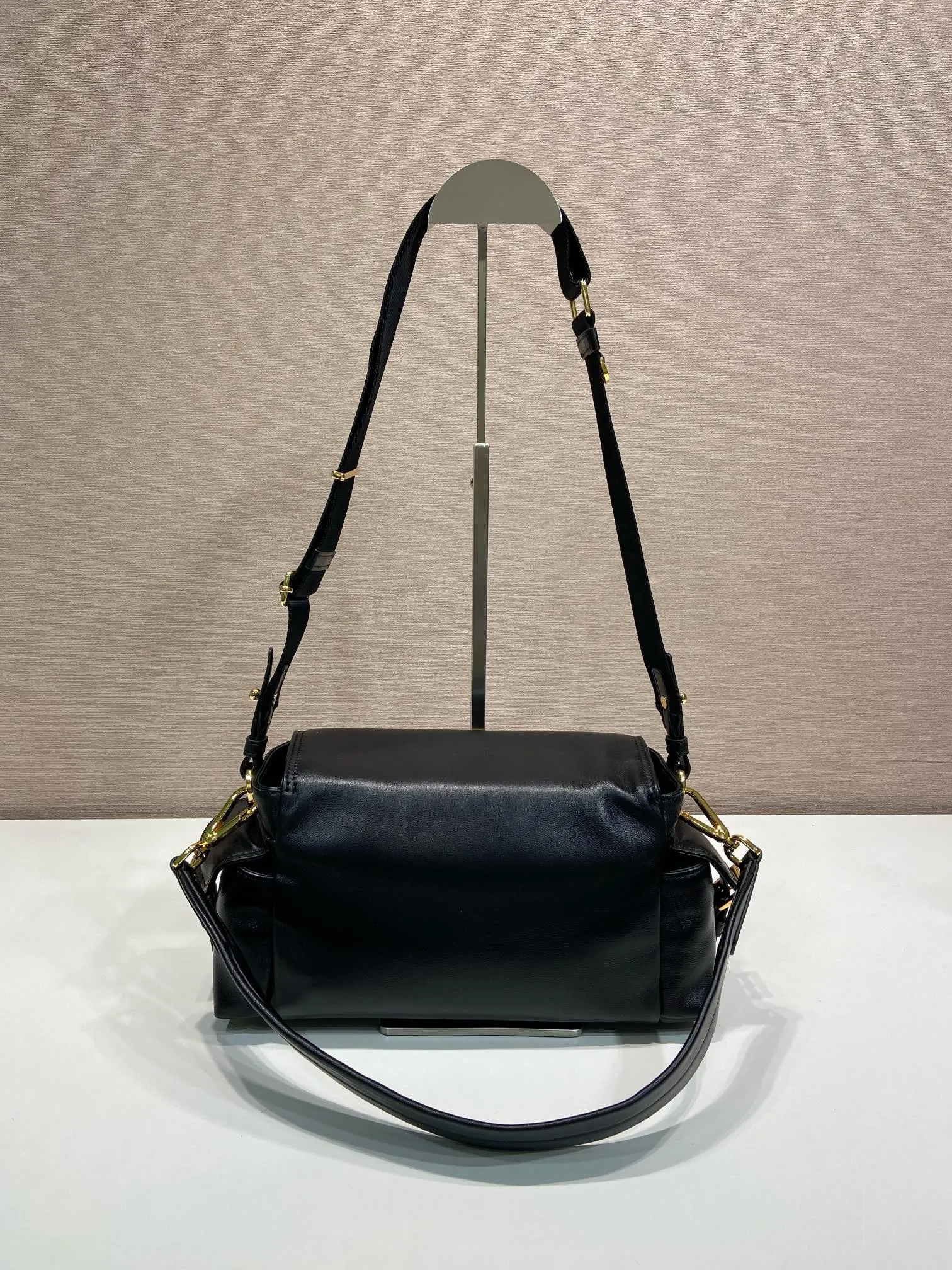 💰1700🎉New messenger bag🎉1BD394 sheepskin🎉🎉 This handbag perfectly combines sophistication and functionality, and is made of imported lambskin. It has a soft silhouette and multiple pockets. Combining sporty and versatile elements, the lightweight and practical design features an enameled triangle metal logo and leather details. Equipped with 2 detachable shoulder straps, large capacity, perfect, and a popular style that will never go out of style. The large size is suitable for both men and women, so hurry up and get it🎉🎉 Length 30x Height 14x Bottom 10cm🎉🎉🎉💰💰💰